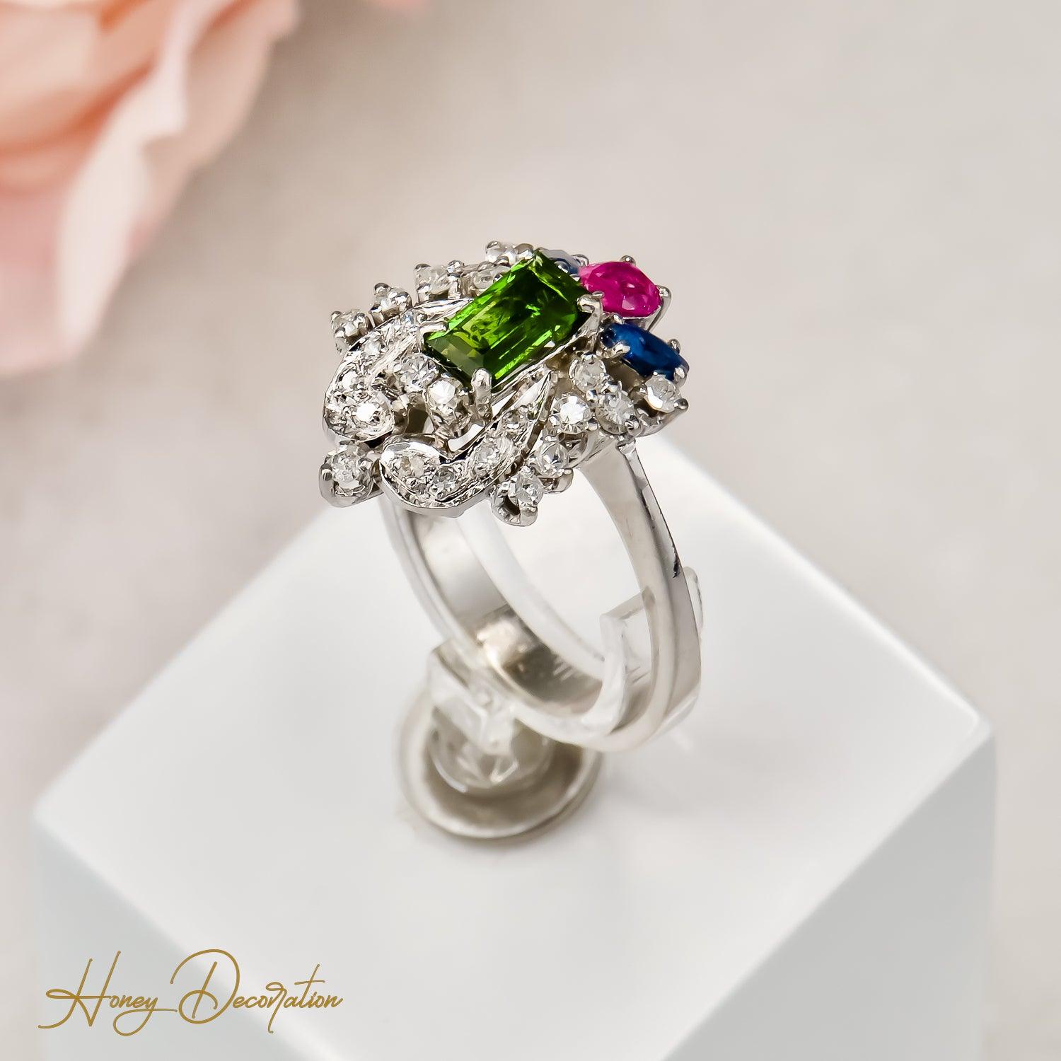 Antiker Weißgoldring mit funkelndem Steinbesatz - Honey Jewelry