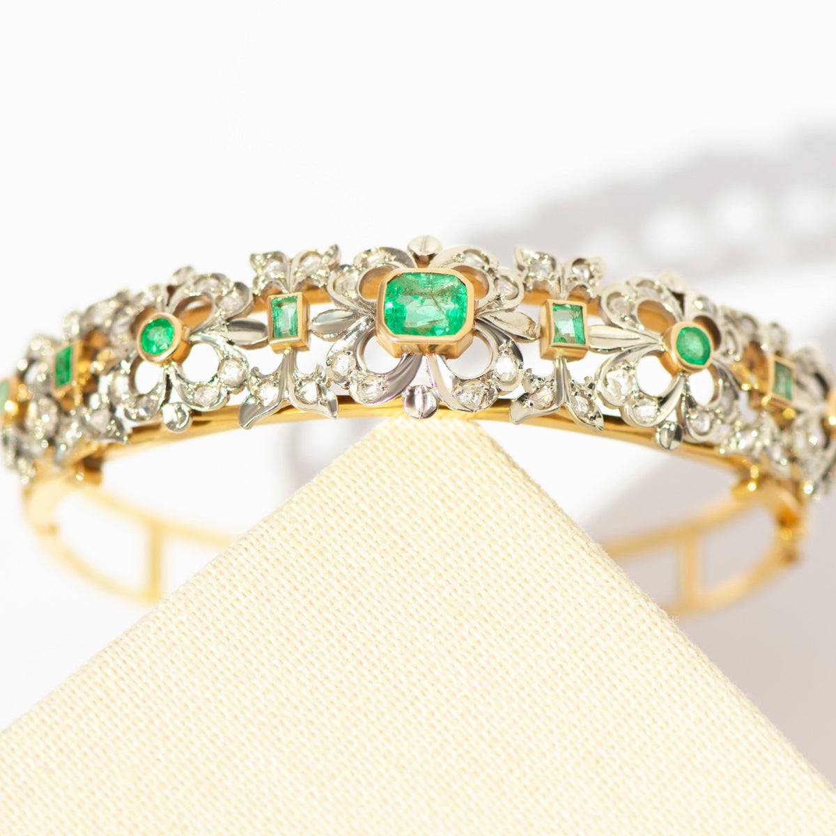 Art Déco Armreif – Smaragde & Rosenschliffdiamanten – 750 Gold - Honey Jewelry