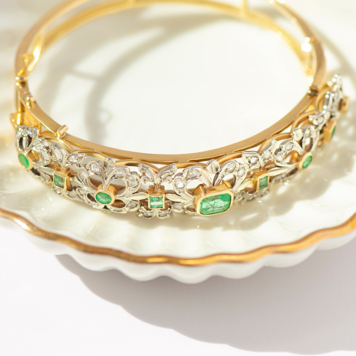 Art Déco Armreif – Smaragde & Rosenschliffdiamanten – 750 Gold - Honey Jewelry