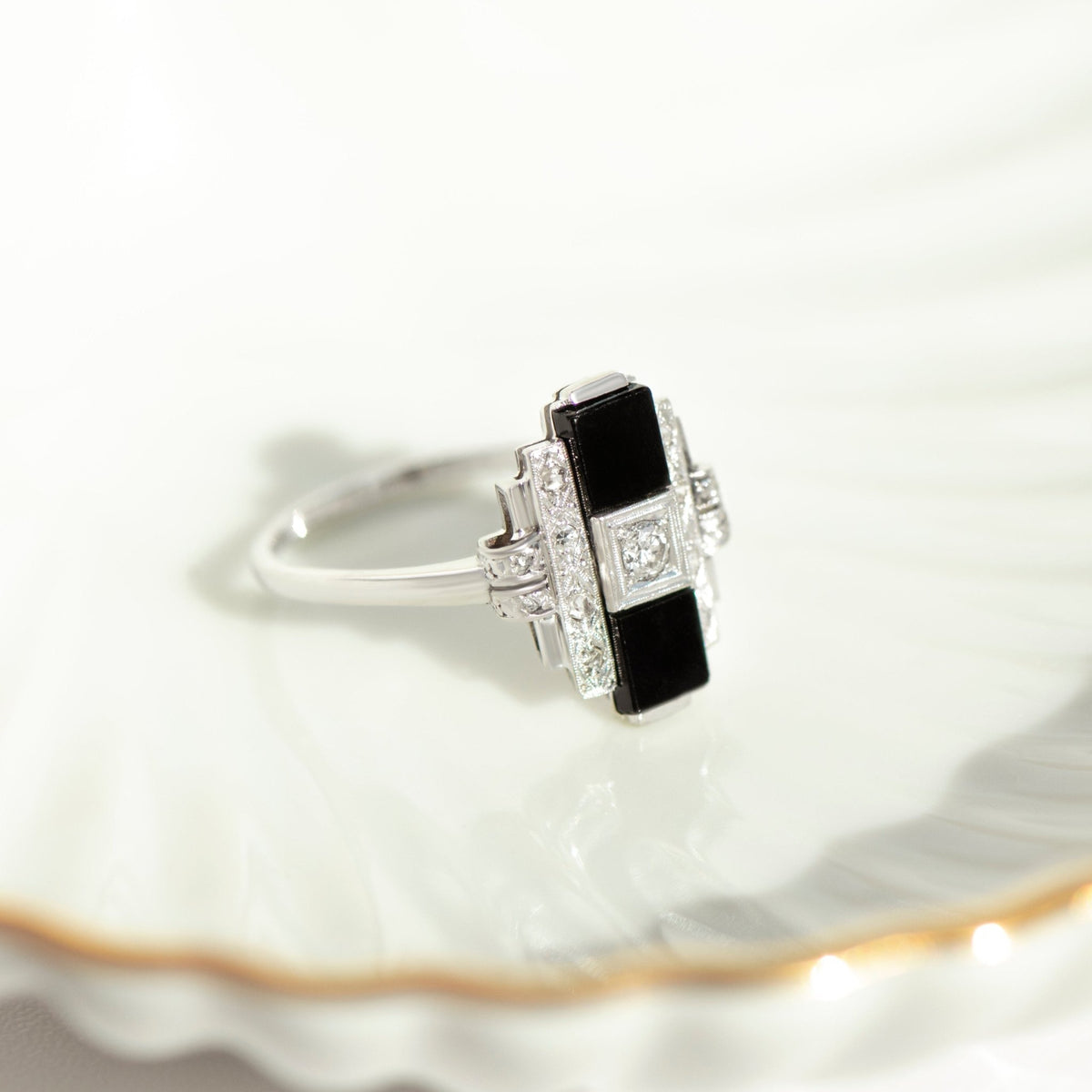 Art Déco Ring mit Onyx und Diamanten - Honey Jewelry
