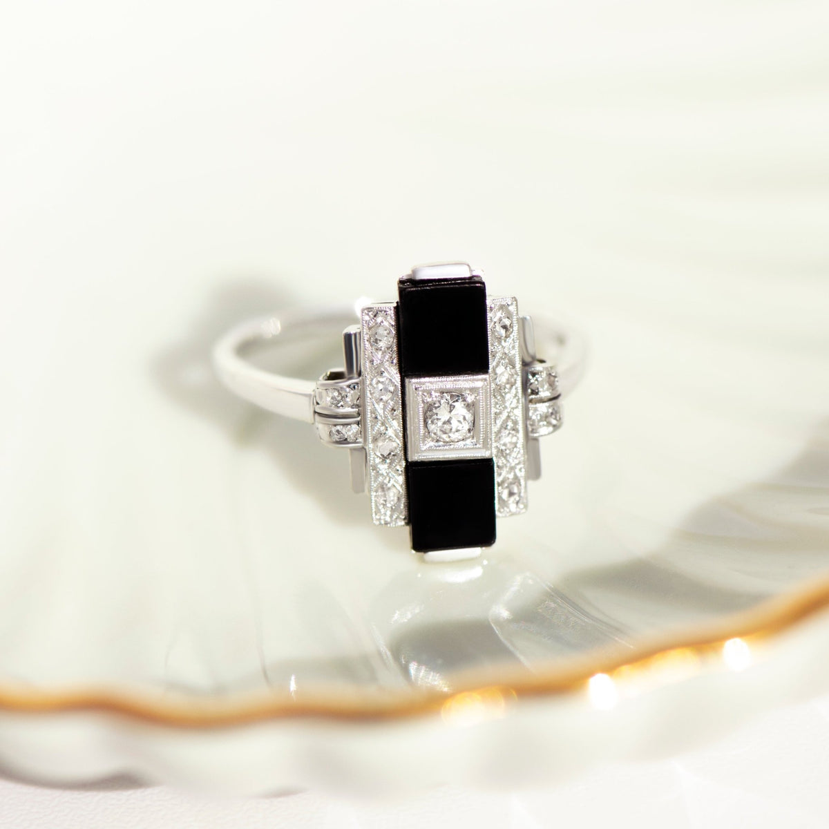 Art Déco Ring mit Onyx und Diamanten - Honey Jewelry