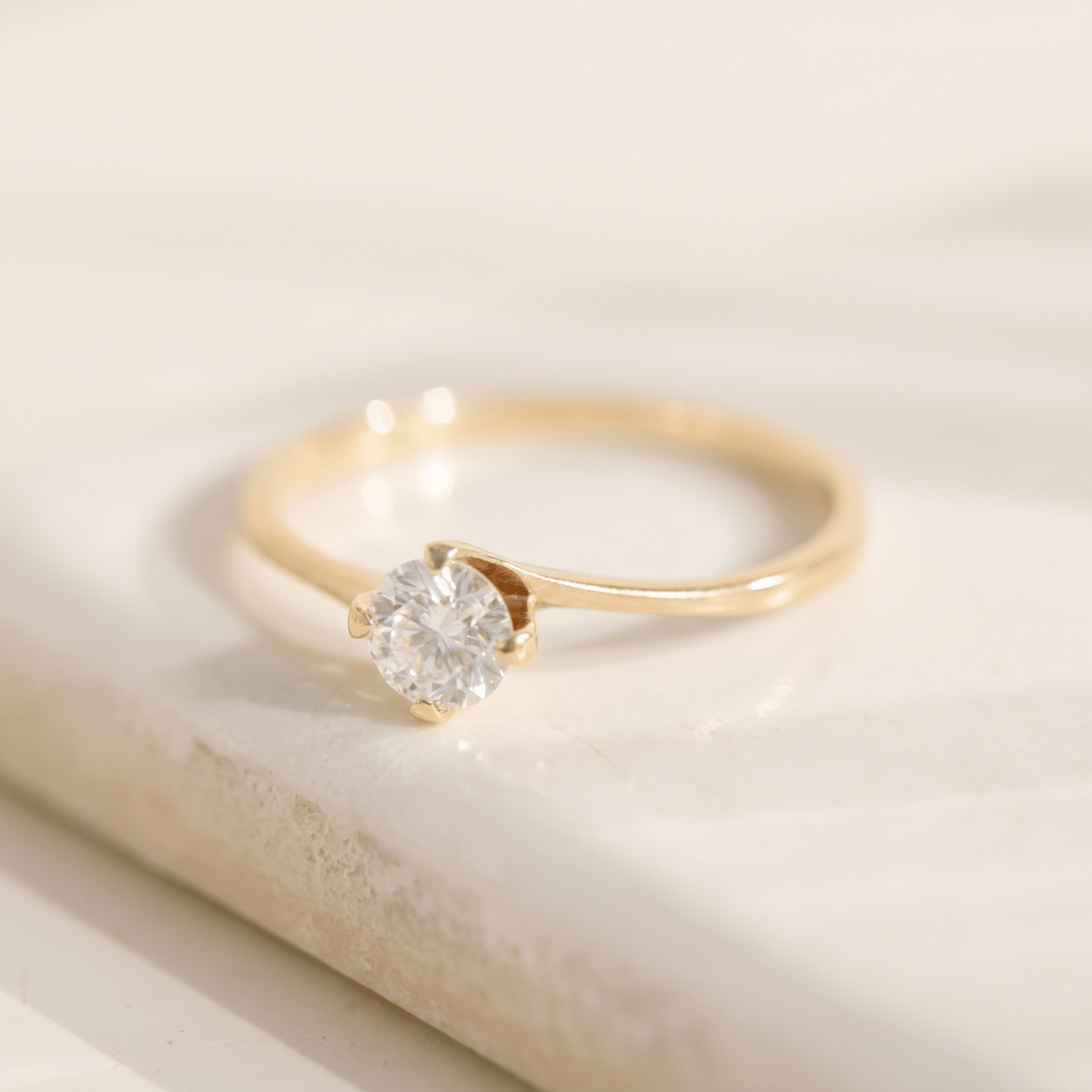 Brillantring aus 14K Gelbgold mit Diamant-Solitär - Honey Jewelry