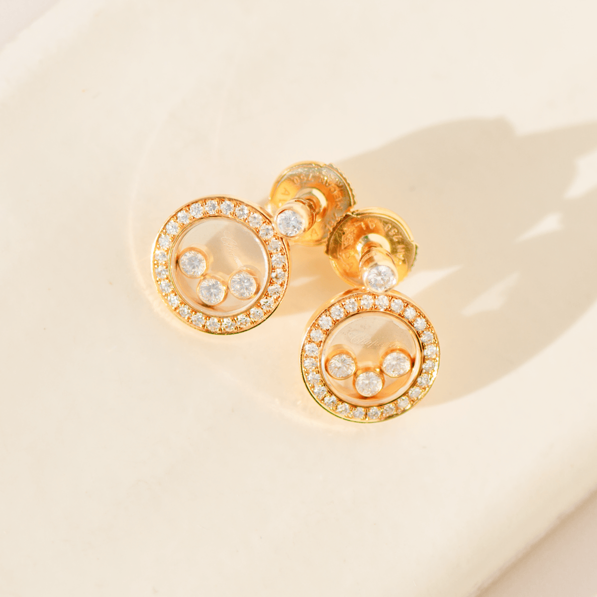 Chopard „Happy Diamonds“ Ohrringe aus 18 Karat Gelbgold | 48 Diamanten + 8 Brillanten | Ø 11,5 mm - Honey Jewelry