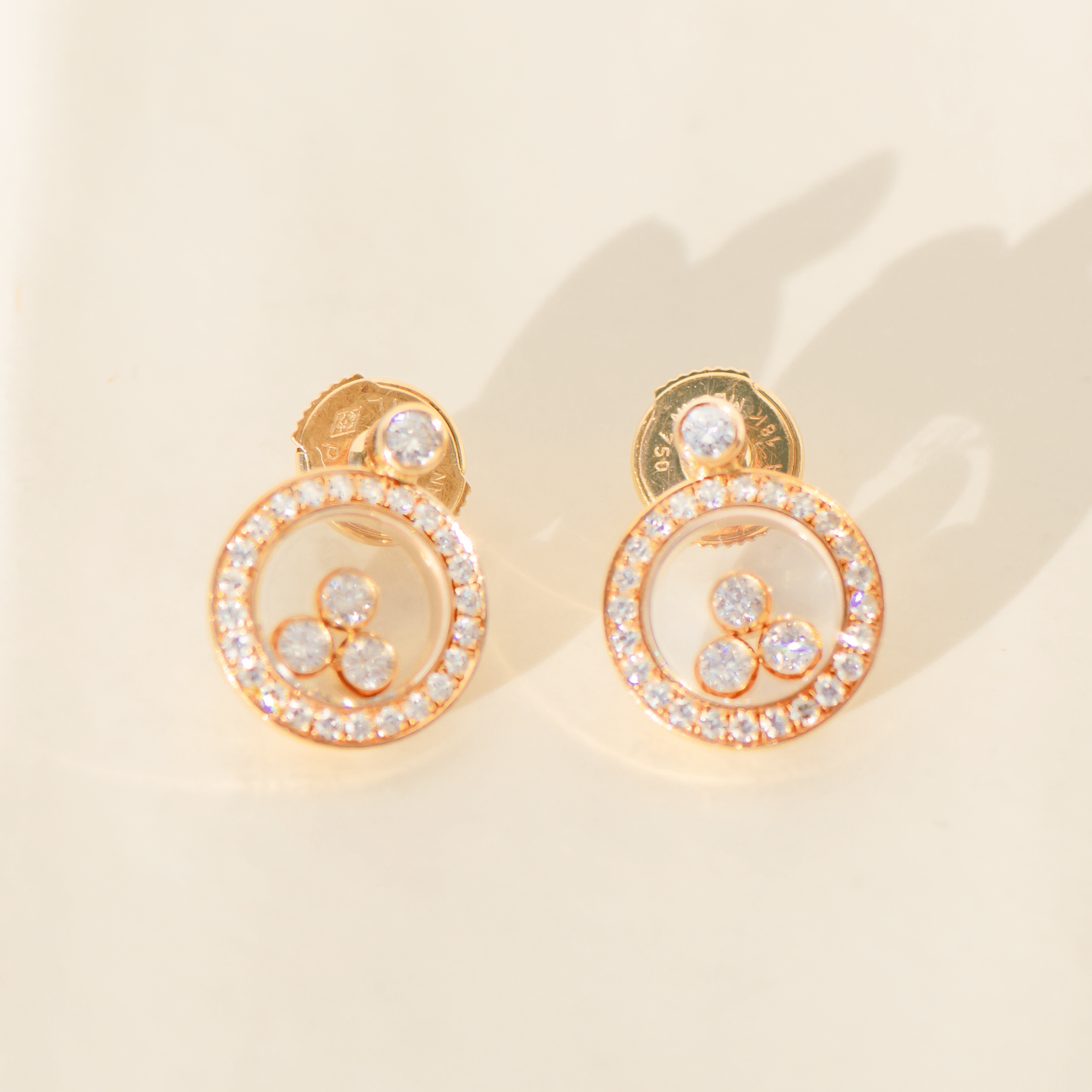 Chopard „Happy Diamonds“ Ohrringe aus 18 Karat Gelbgold | 48 Diamanten + 8 Brillanten | Ø 11,5 mm - Honey Jewelry