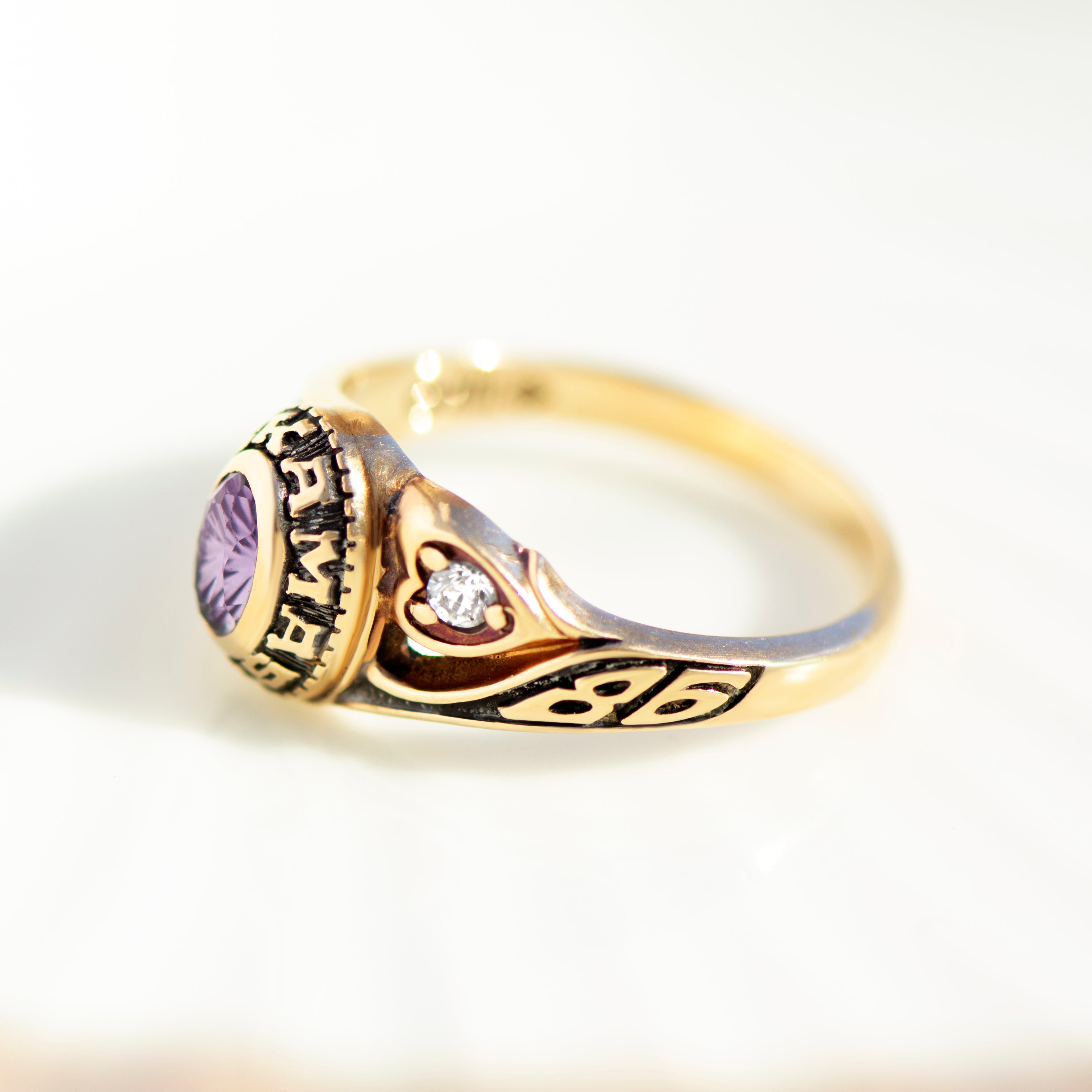Vintage 1986 Clackamas class ring in 10k yellow gold with purple sapphire and black enamel