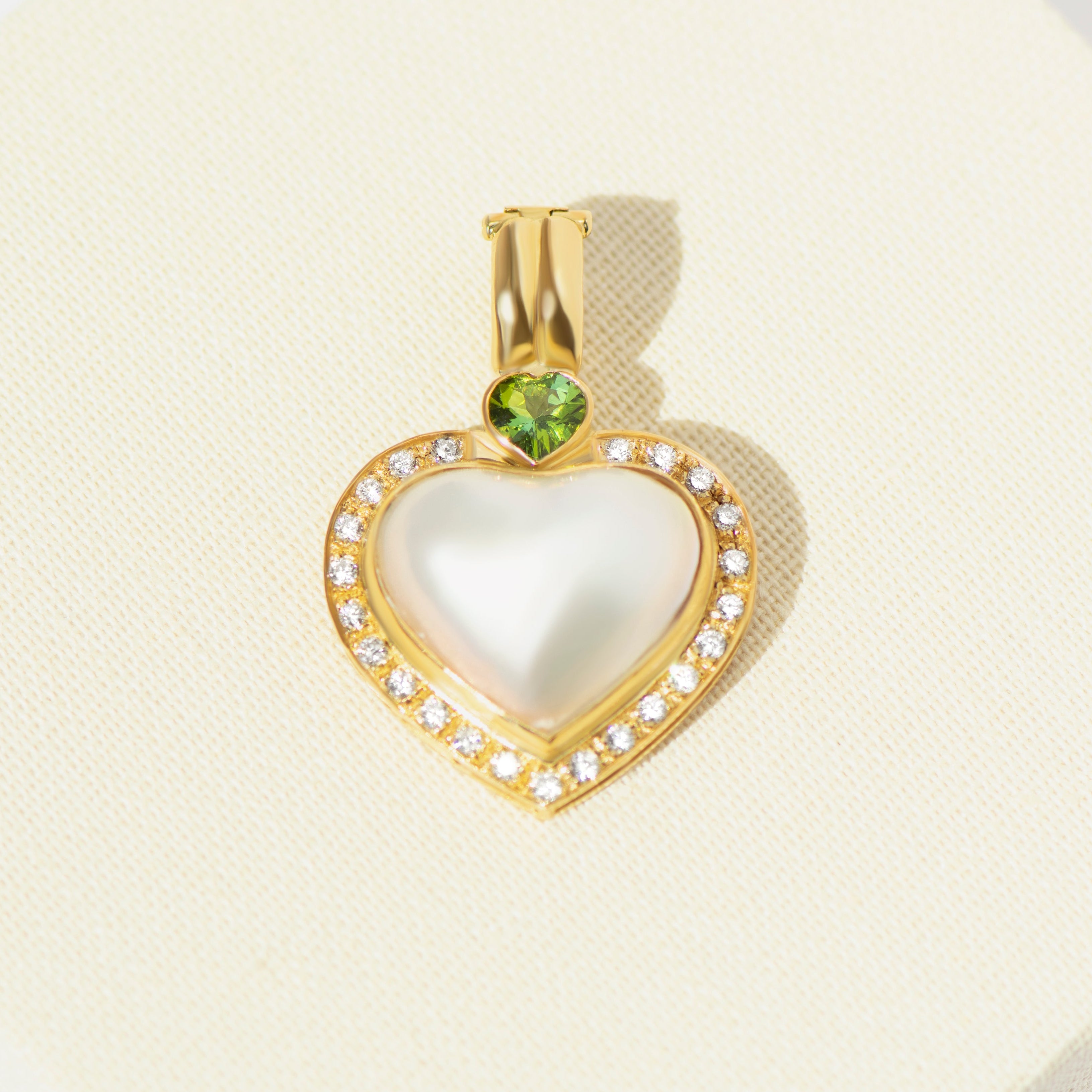Herzanhänger – Mabé-Perle, Peridot & Diamanten – 750 Gold