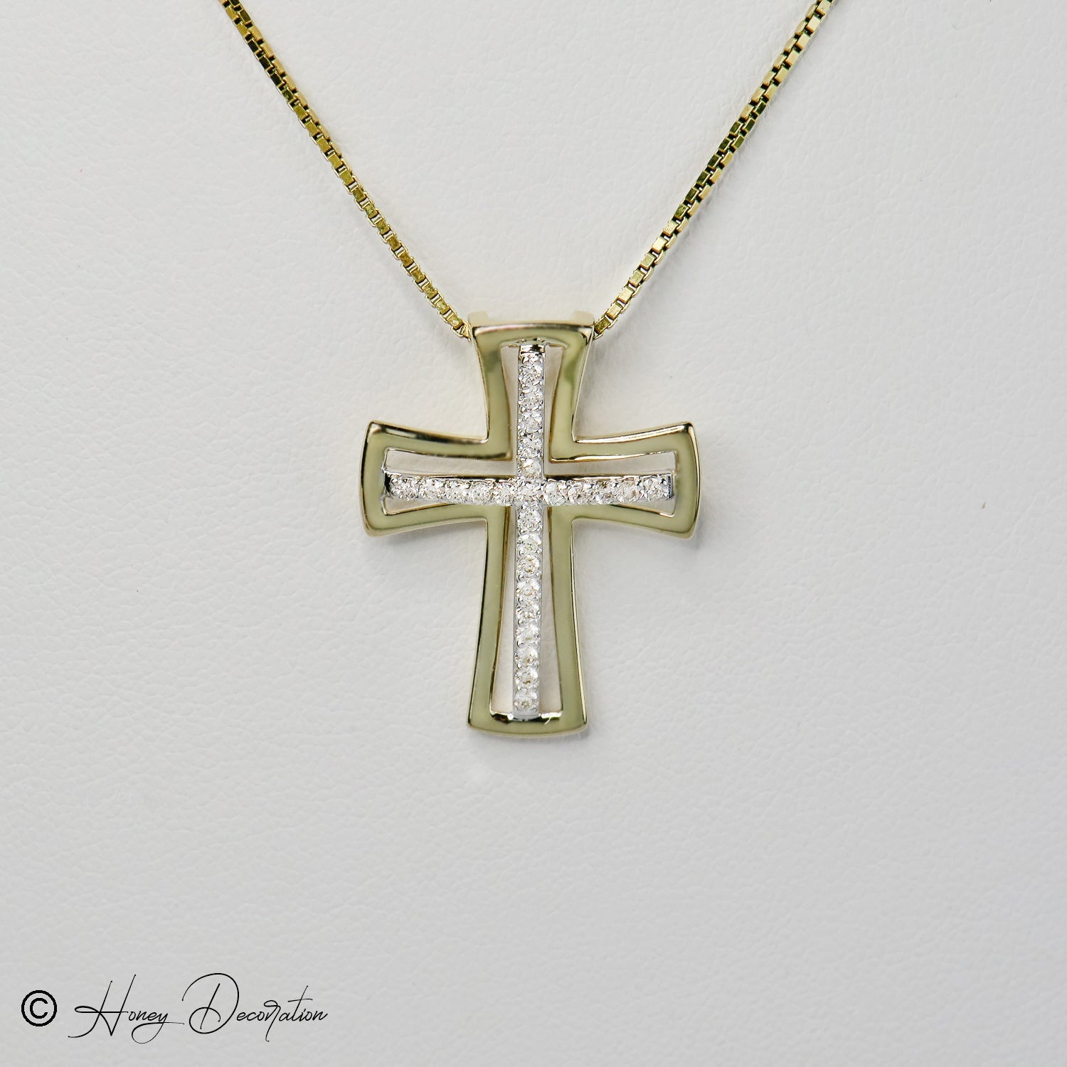 Edler Kreuz Anhänger aus 14Karat Gold mit Diamantbesatz - Honey Jewelry