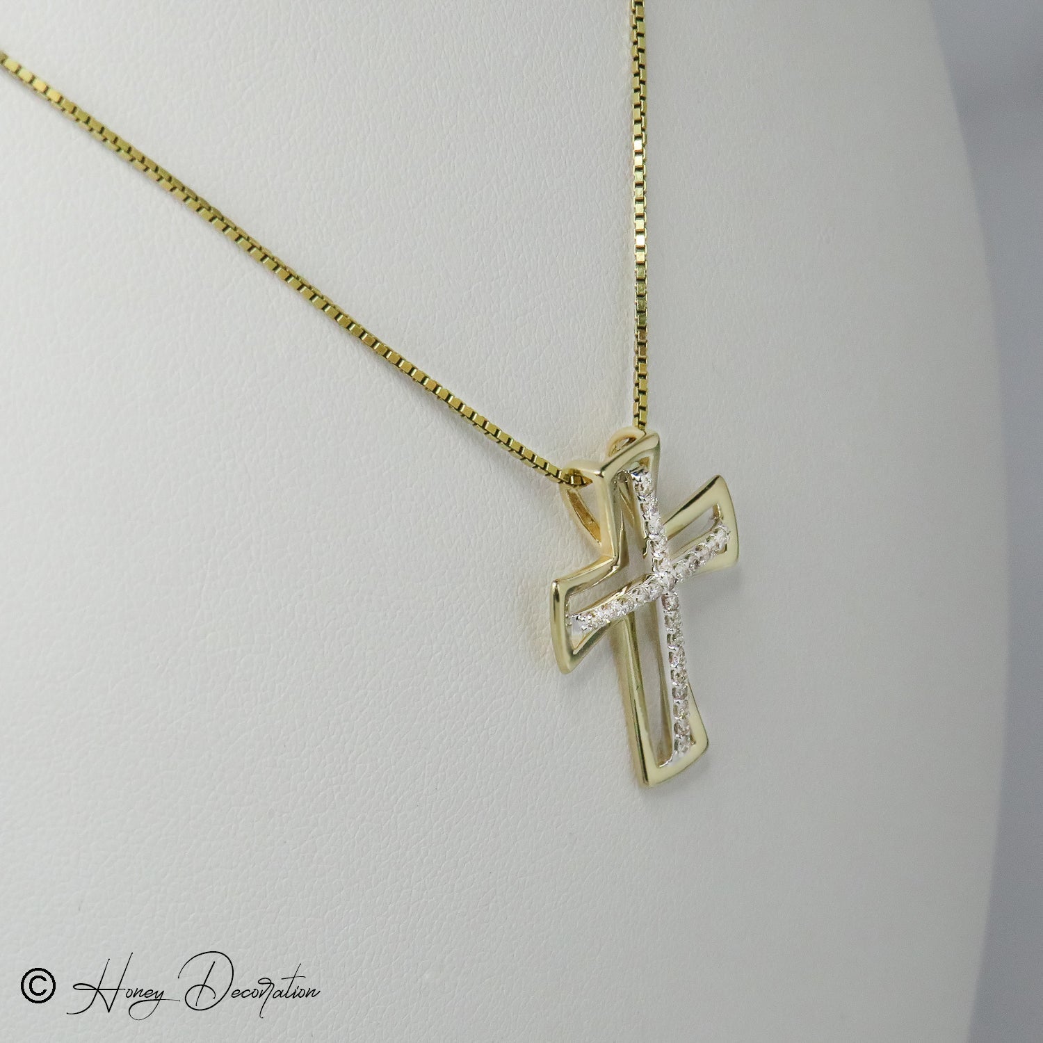 Edler Kreuz Anhänger aus 14Karat Gold mit Diamantbesatz - Honey Jewelry