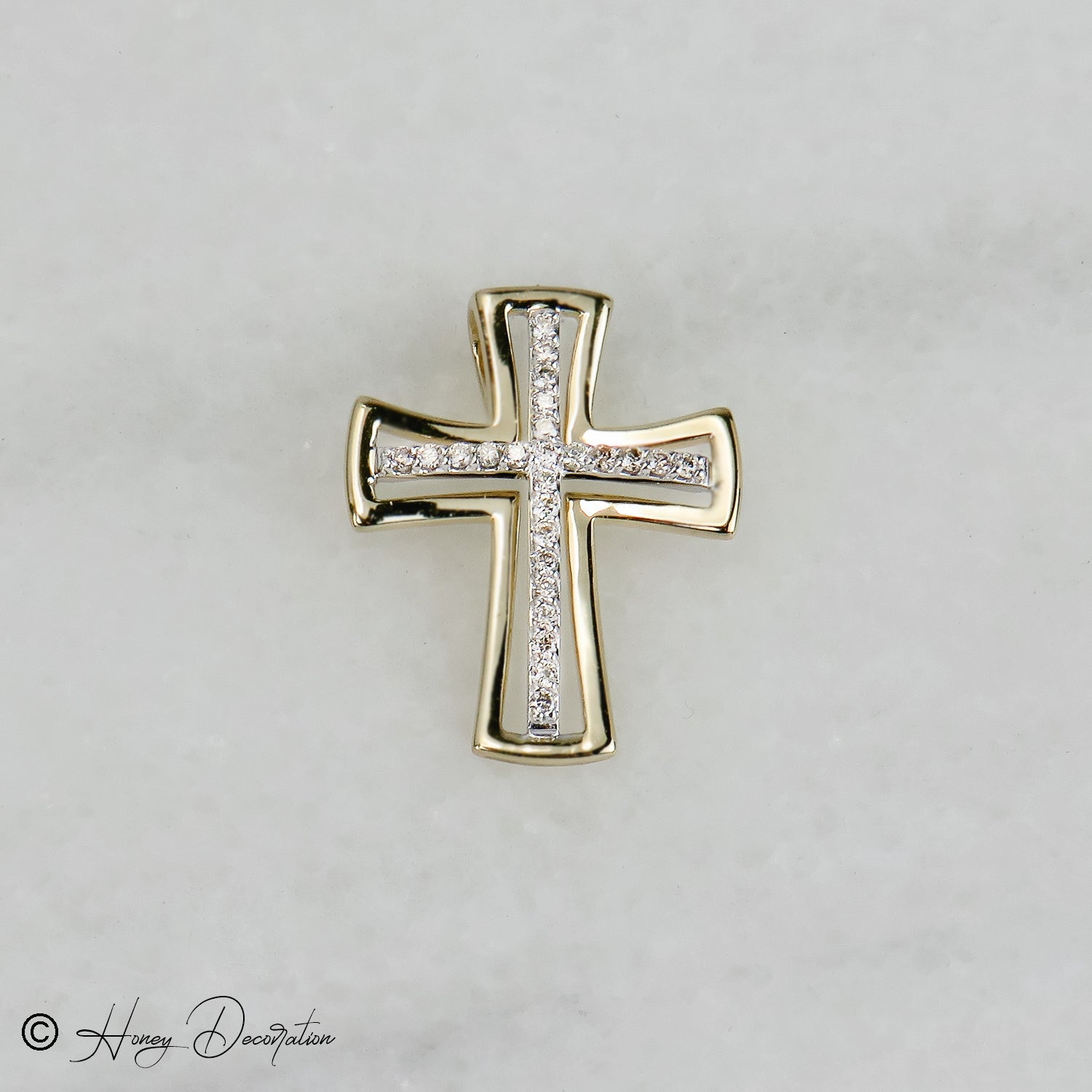 Edler Kreuz Anhänger aus 14Karat Gold mit Diamantbesatz - Honey Jewelry