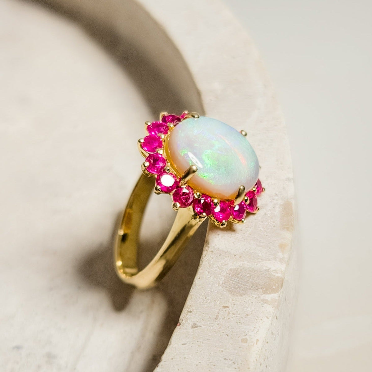 Einzigartiger 18 Karat Goldring mit Solitär Opal und Rubinen - Honey Jewelry
