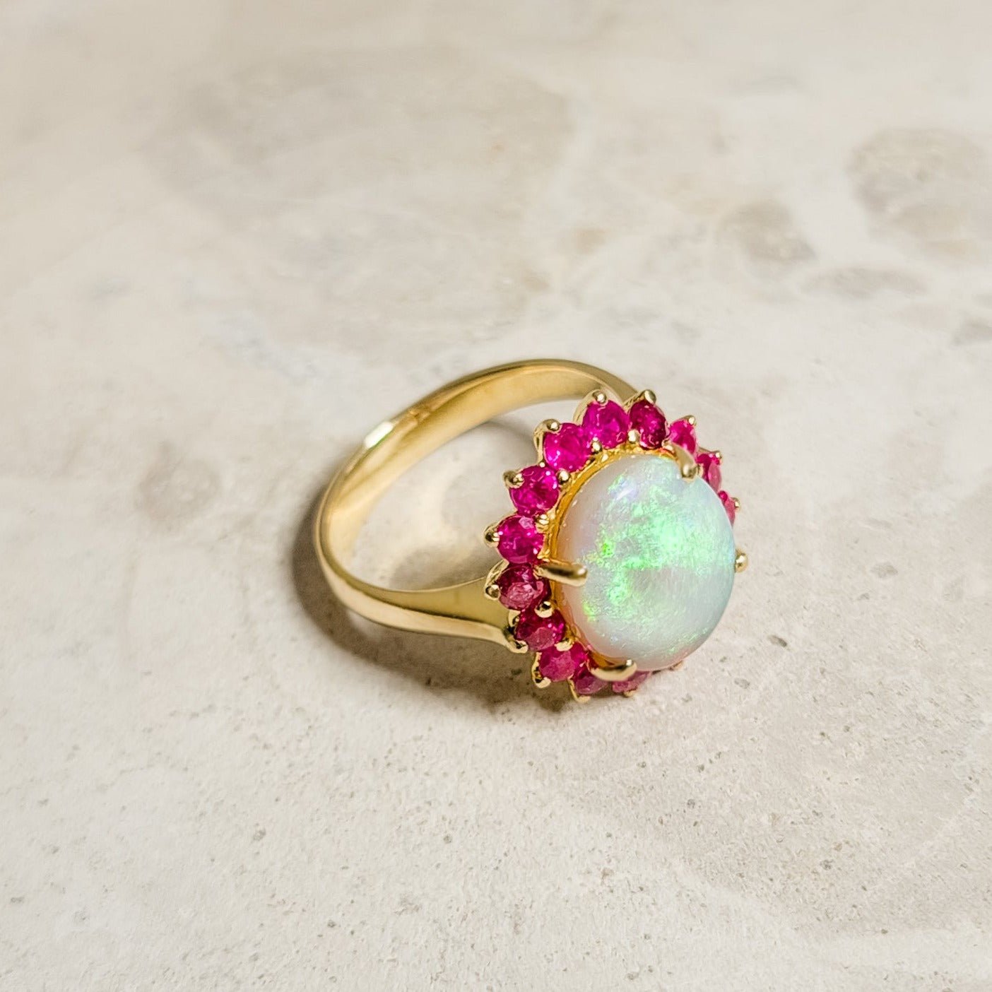 Einzigartiger 18 Karat Goldring mit Solitär Opal und Rubinen - Honey Jewelry