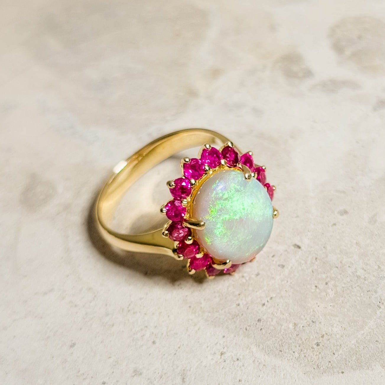 Einzigartiger 18 Karat Goldring mit Solitär Opal und Rubinen - Honey Jewelry