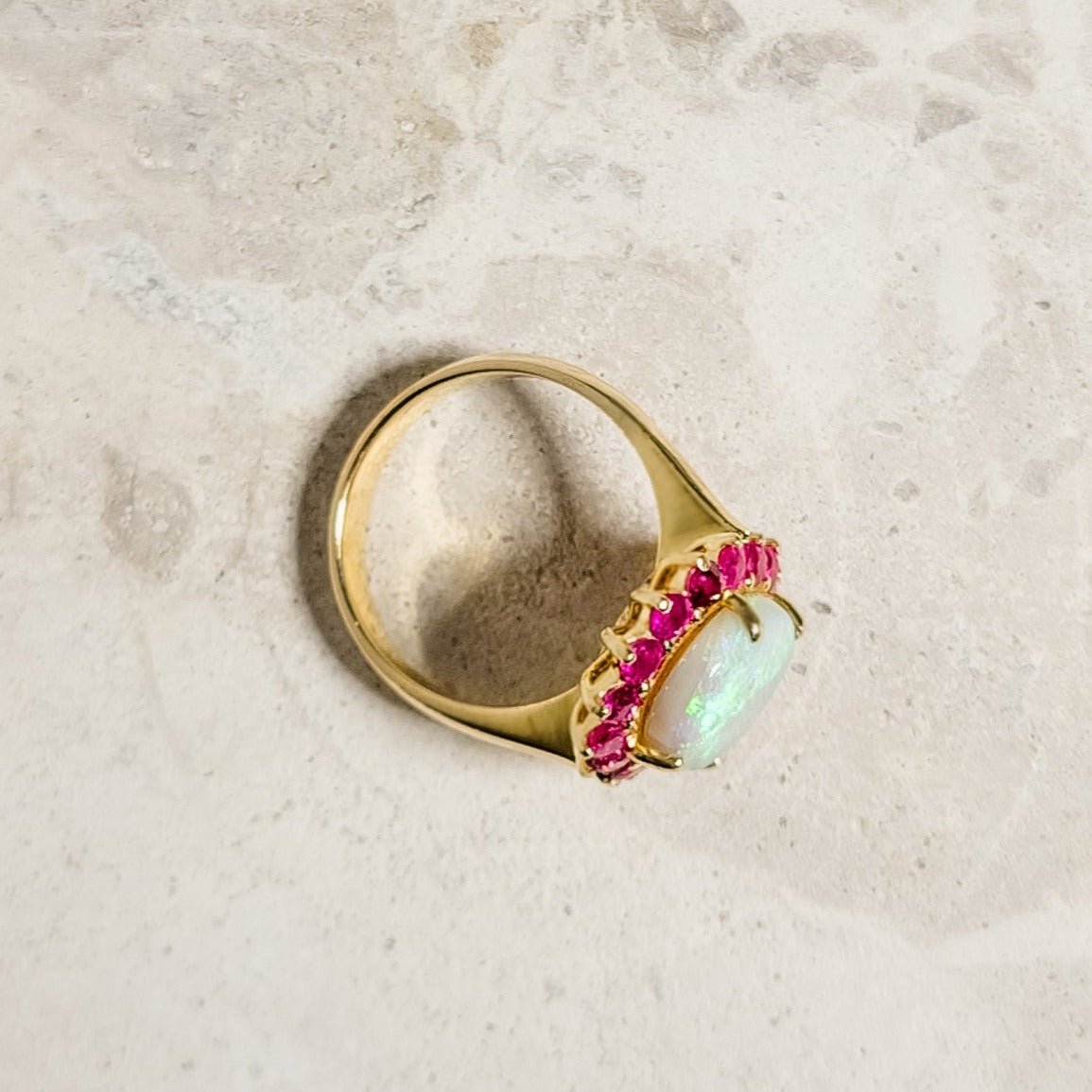 Einzigartiger 18 Karat Goldring mit Solitär Opal und Rubinen - Honey Jewelry