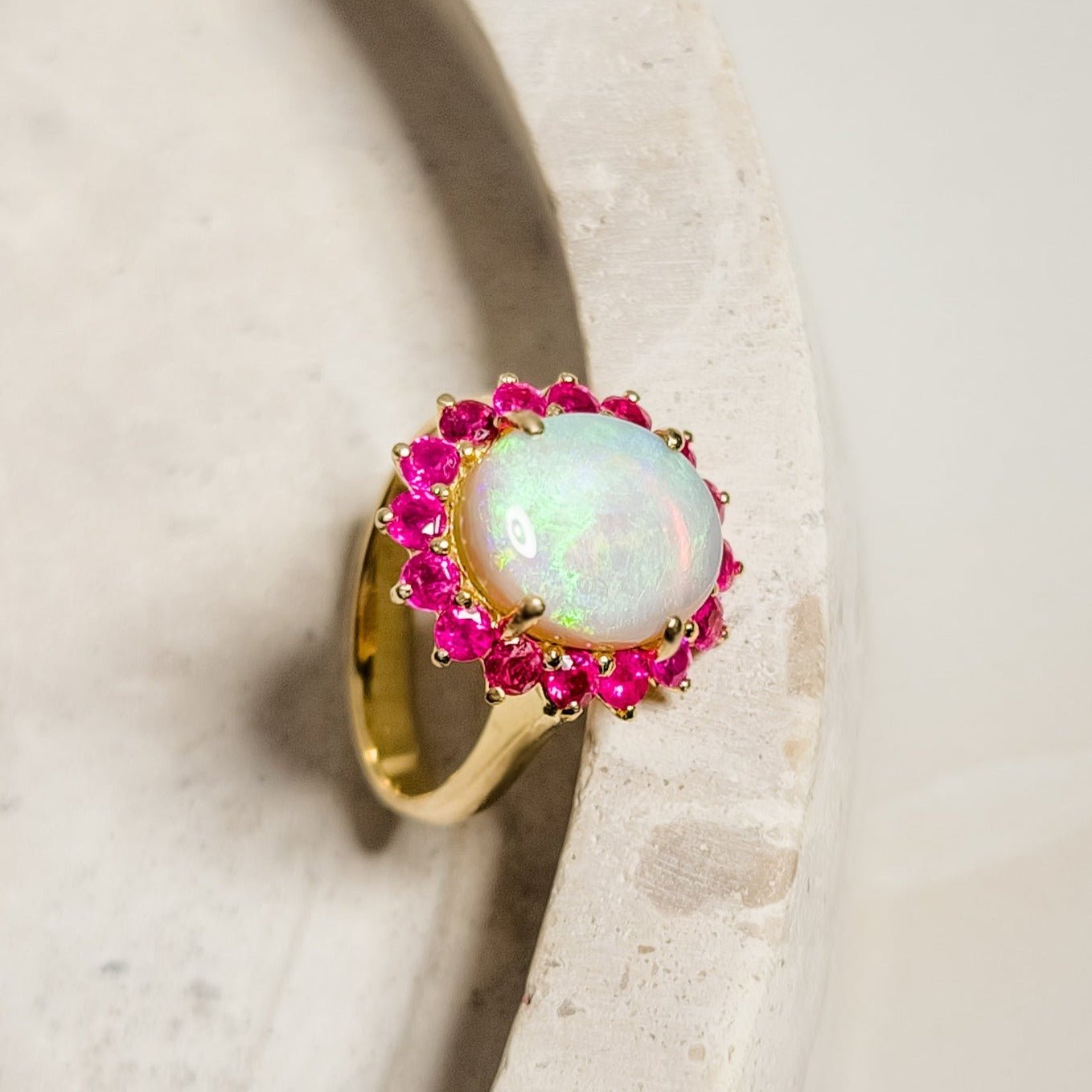 Einzigartiger 18 Karat Goldring mit Solitär Opal und Rubinen - Honey Jewelry