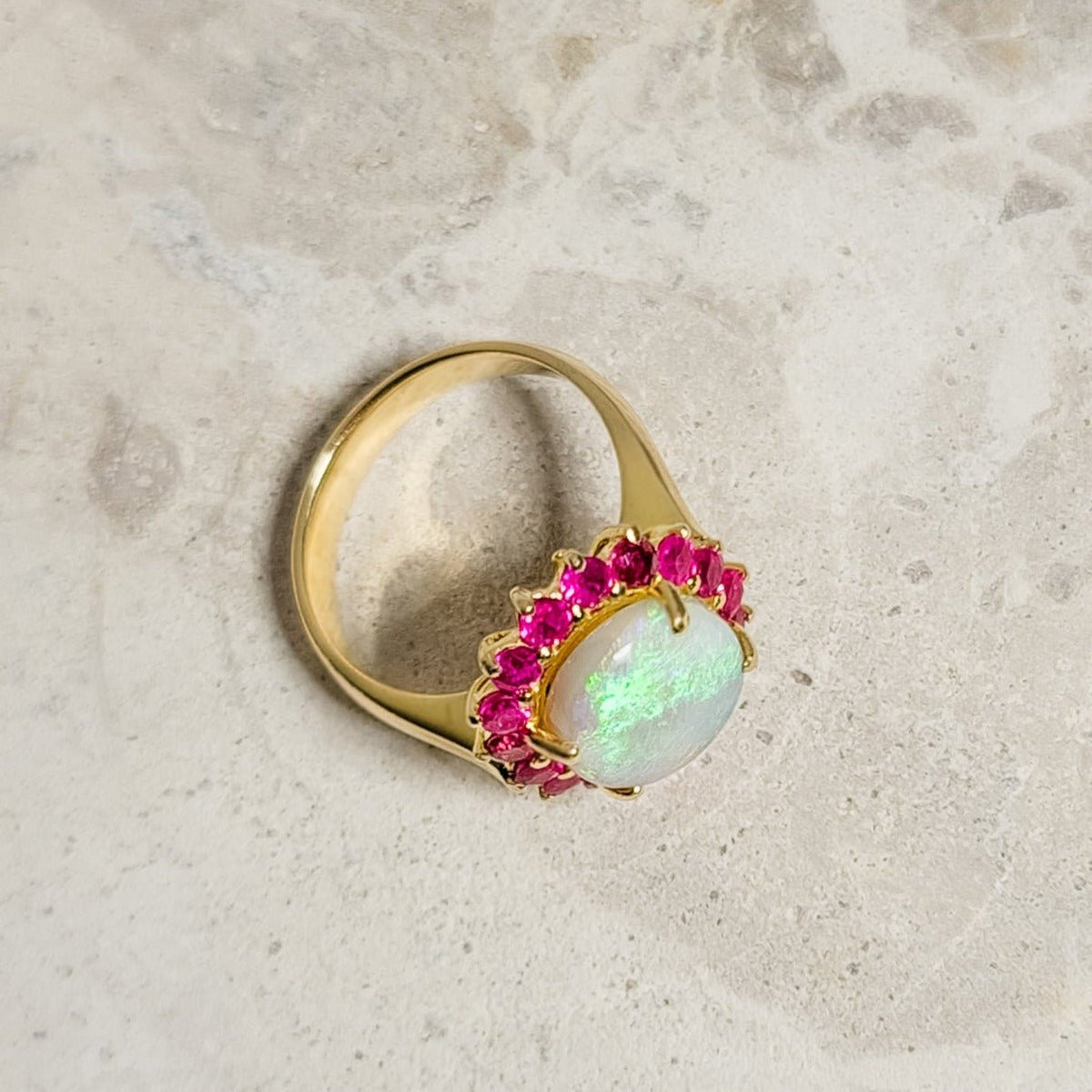Einzigartiger 18 Karat Goldring mit Solitär Opal und Rubinen - Honey Jewelry