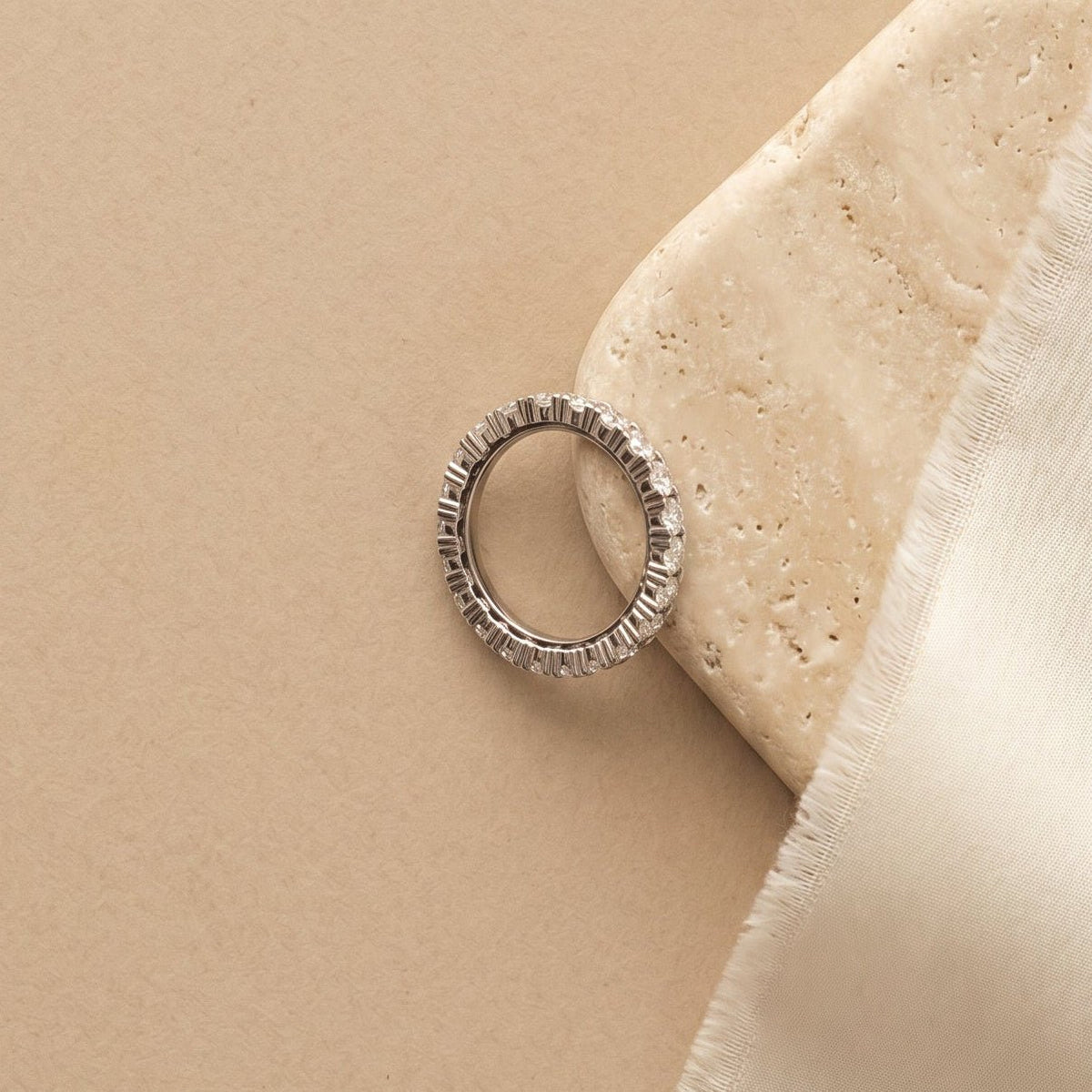 Eternity Ring aus Weißgold mit Brillanten - Honey Jewelry