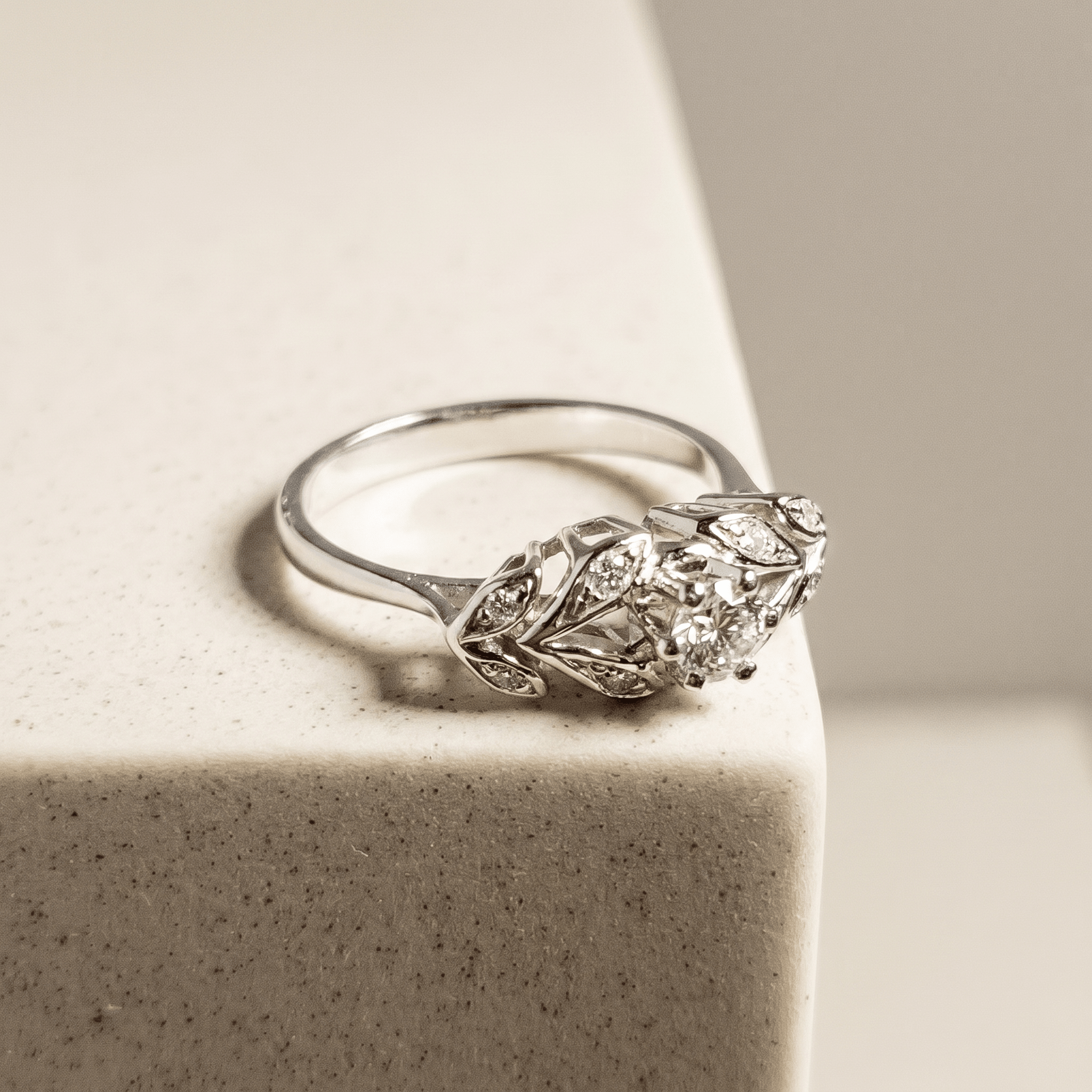 Exquisiter Vintage-Weißgoldring mit Brillanten - Honey Jewelry