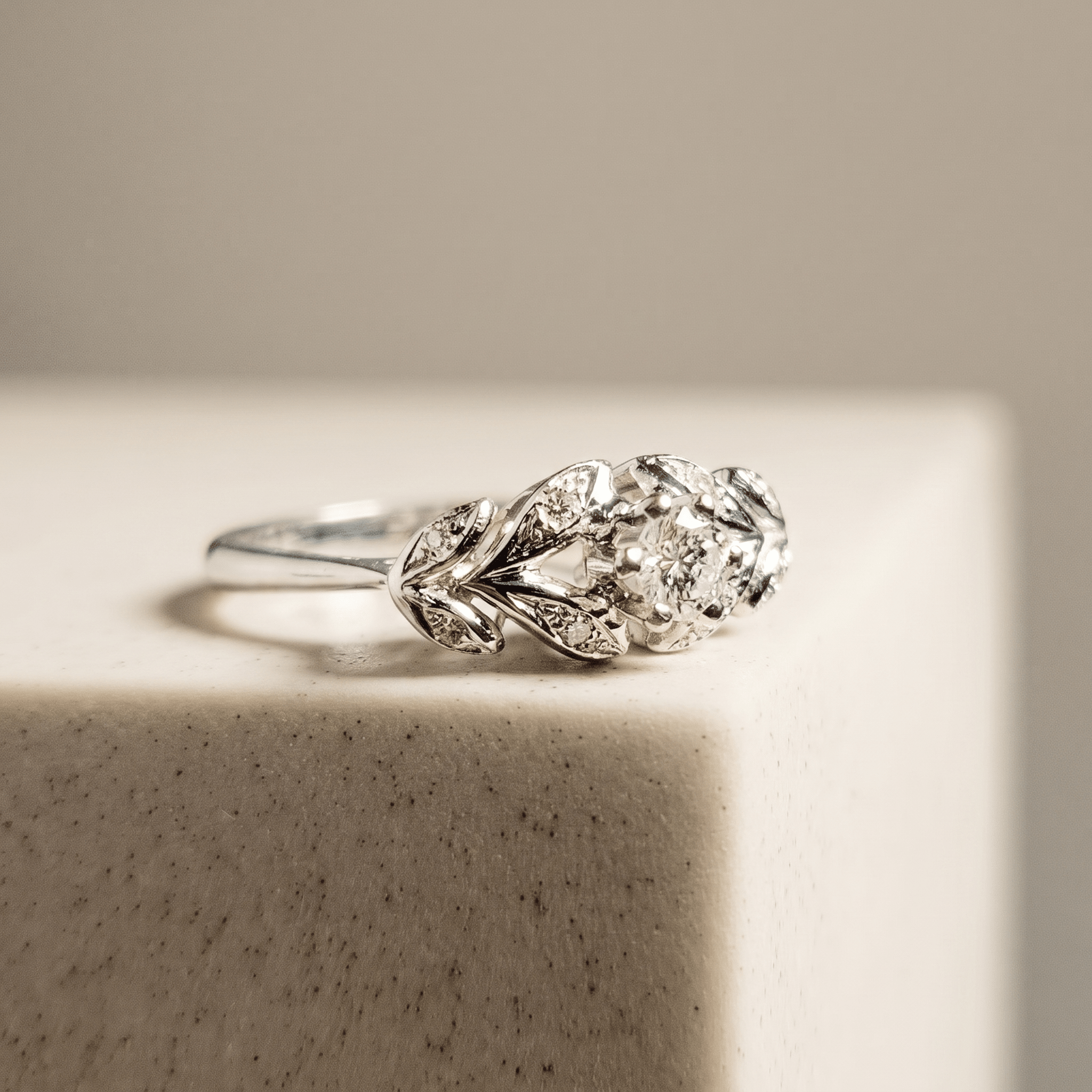 Exquisiter Vintage-Weißgoldring mit Brillanten - Honey Jewelry