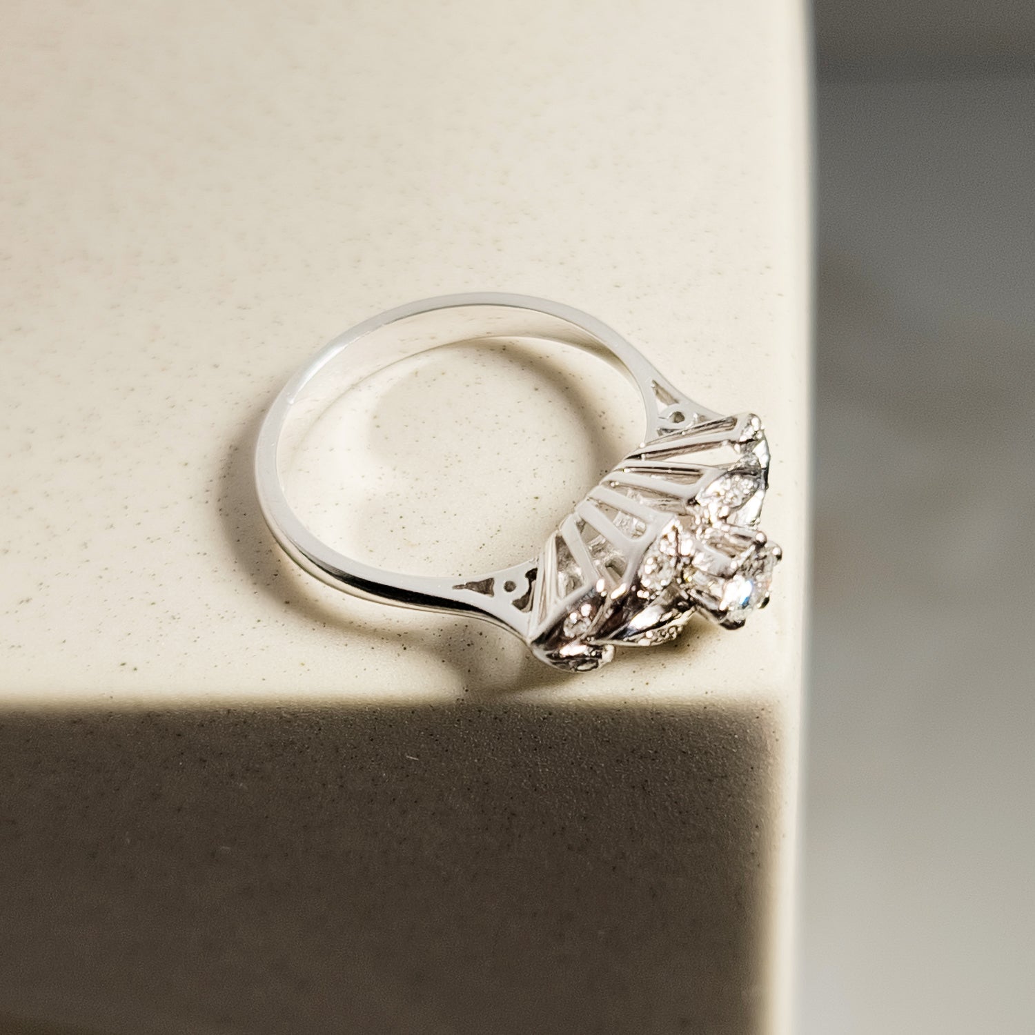 Exquisiter Vintage - Weißgoldring mit Brillanten - Honey Jewelry