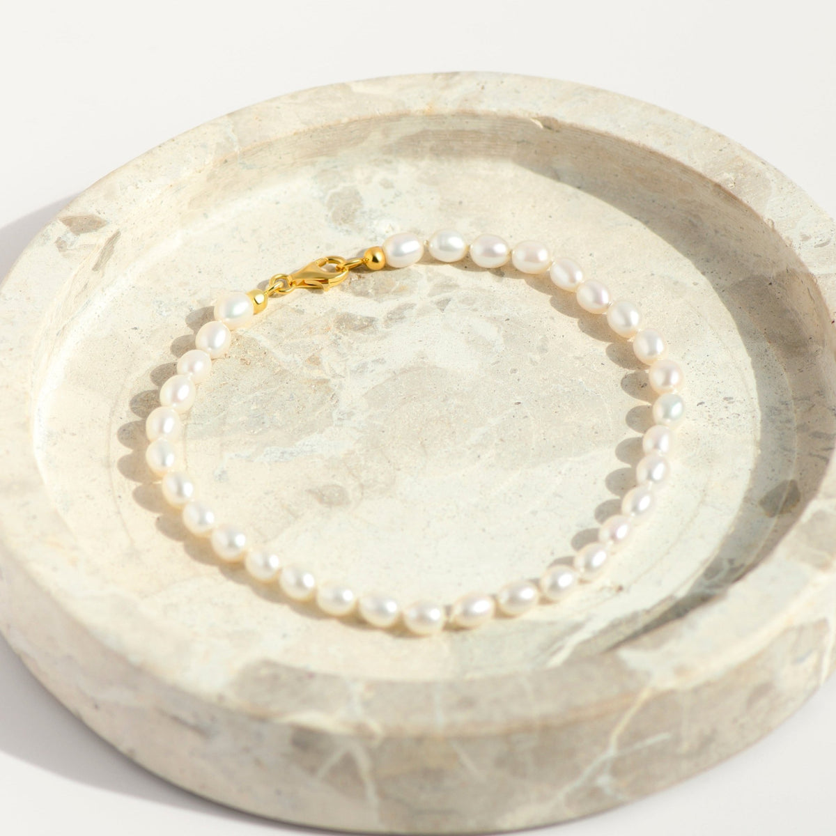 Feines Fußkettchen aus Süßwasserperlen – cremeweiß, oval, 5 mm, neu geknüpft - Honey Jewelry