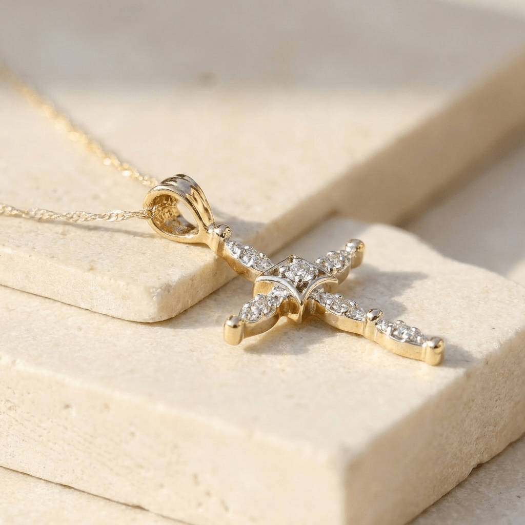 Feingliedriges Kettchen mit Kreuzanhänger und Diamanten - Honey Jewelry