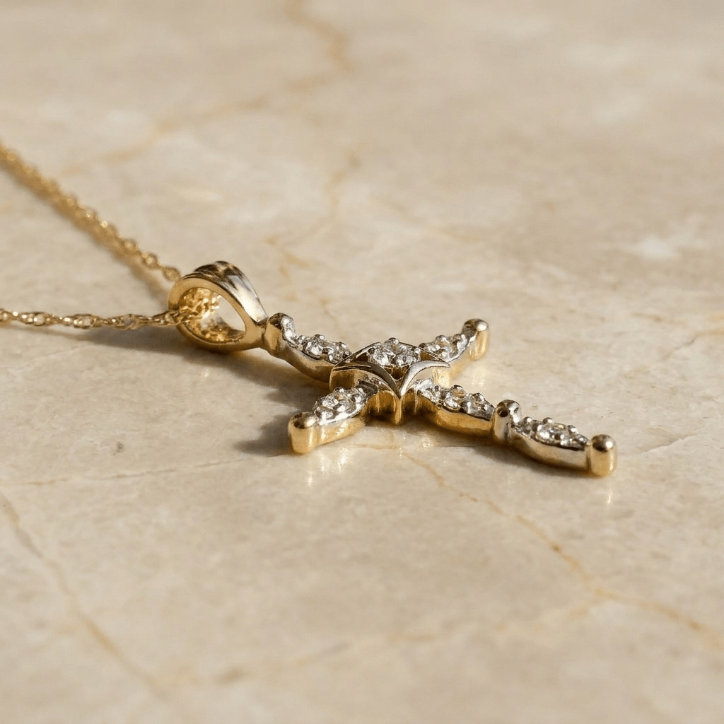 Feingliedriges Kettchen mit Kreuzanhänger und Diamanten - Honey Jewelry