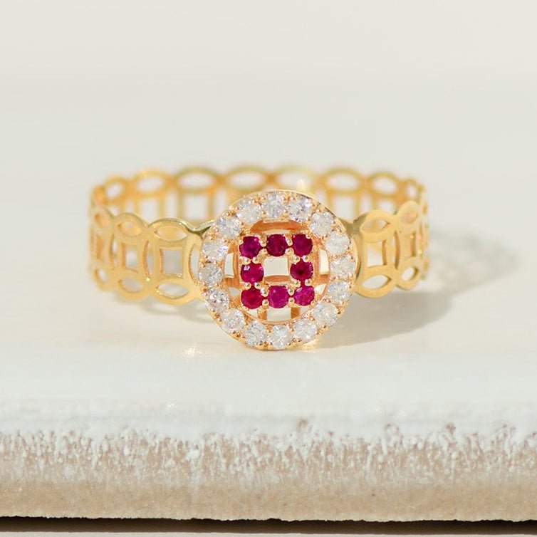 Filigraner Ring aus 18K Gelbgold mit Rubinen & Diamanten – kunstvoll & königlich - Honey Jewelry