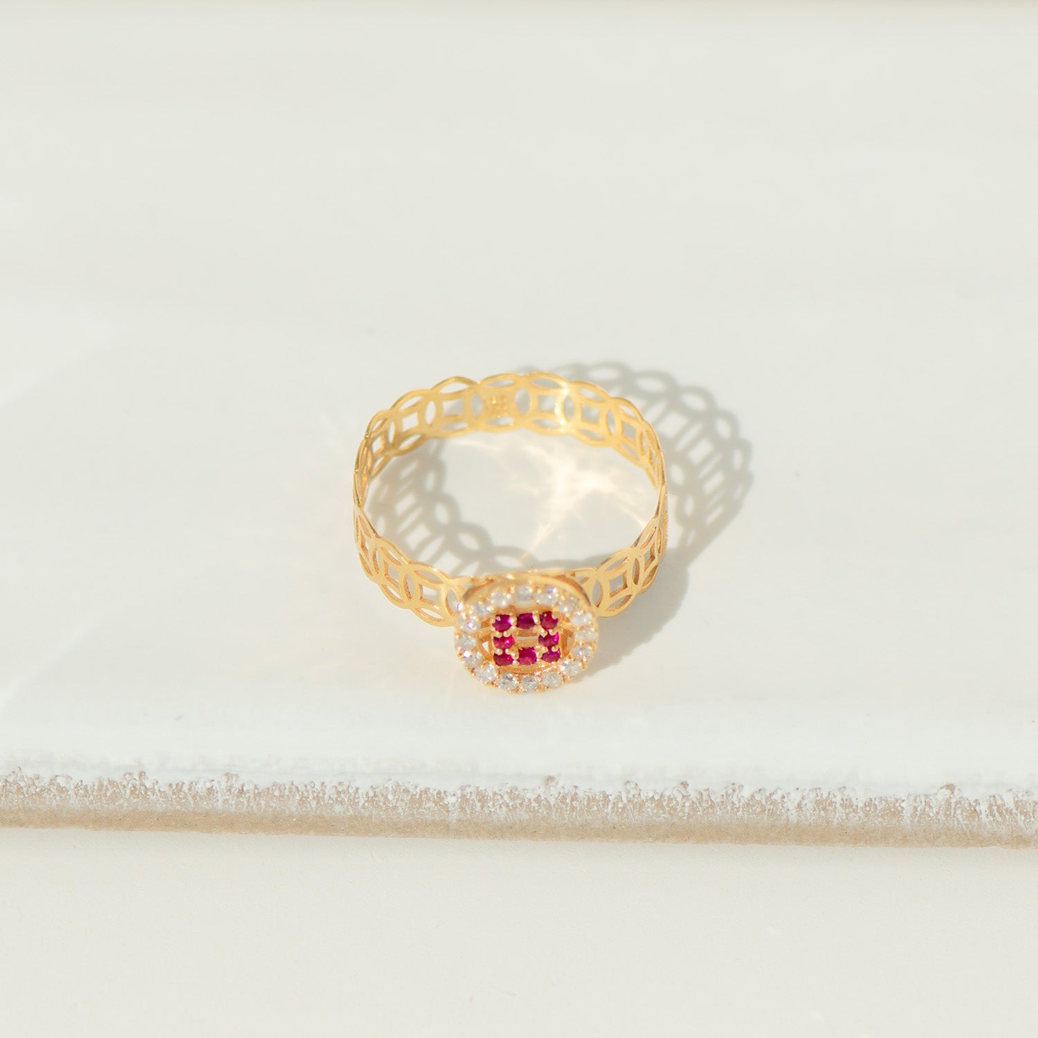 Filigraner Ring aus 18K Gelbgold mit Rubinen & Diamanten – kunstvoll & königlich - Honey Jewelry