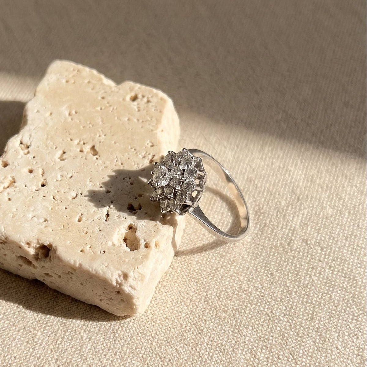 Floraler Cocktailring aus Weißgold mit Diamanten - Honey Jewelry