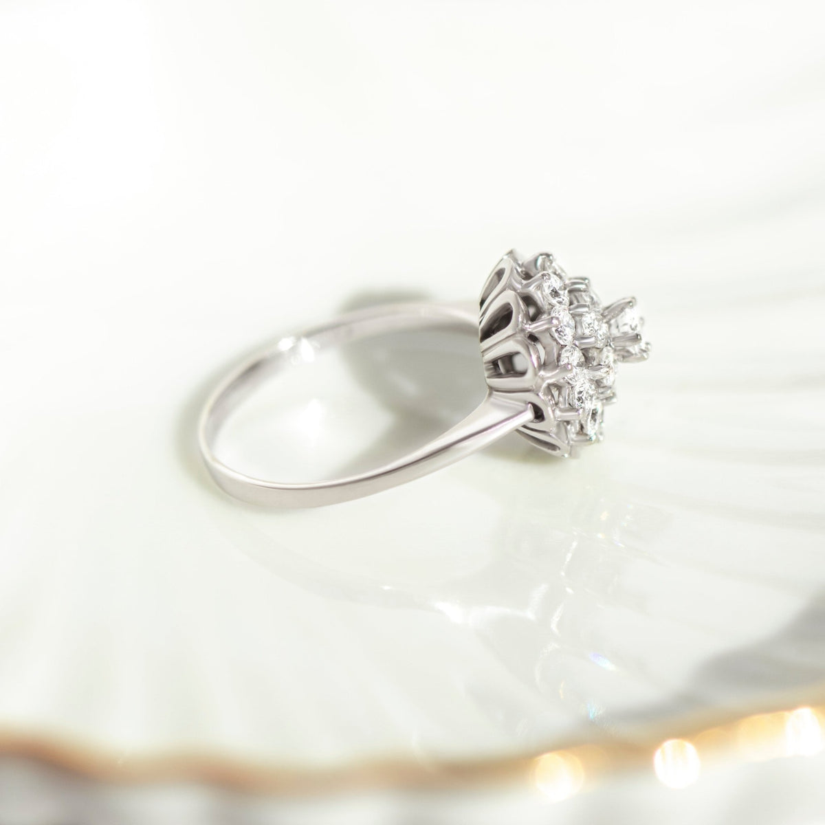 Floraler Cocktailring aus Weißgold mit Diamanten - Honey Jewelry