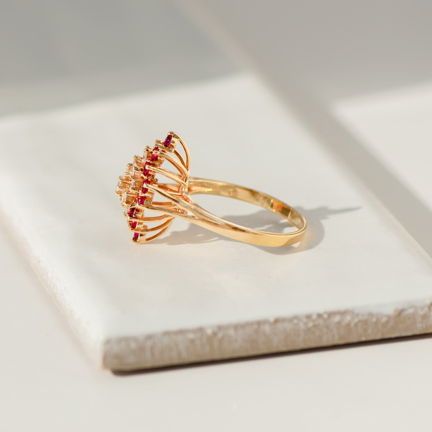 Funkelnder Cocktailring mit Rubinen & Diamanten | 14K Vintage Gold - Honey Jewelry