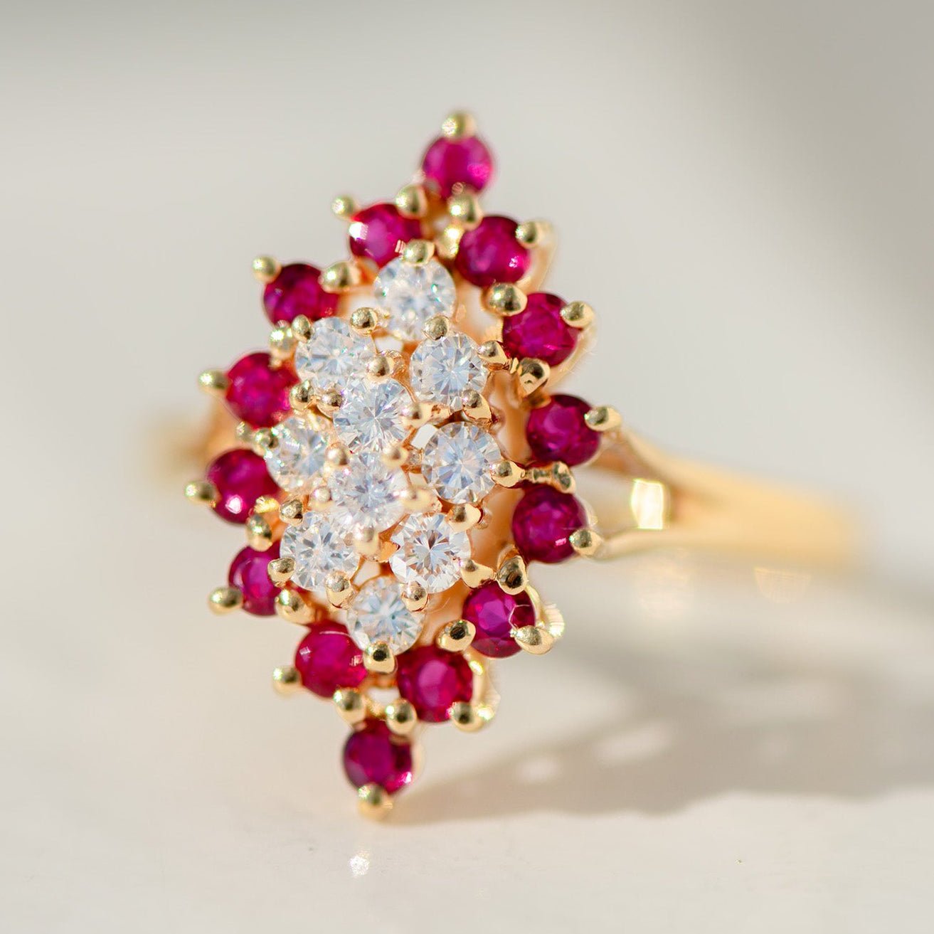 Funkelnder Cocktailring mit Rubinen & Diamanten | 14K Vintage Gold - Honey Jewelry