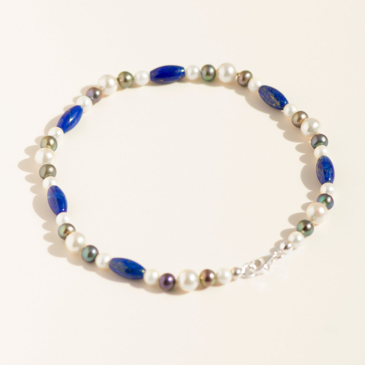 Fußkettchen aus Süßwasserperlen & Lapis – blau - weiß, mit Vintage - Perlen neu geknüpft - Honey Jewelry