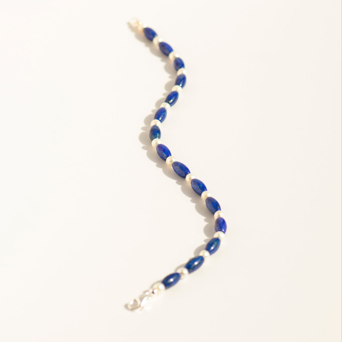 Fußkettchen aus Süßwasserperlen & Lapis – blau - weiß, fein kombiniert, neu geknüpft - Honey Jewelry