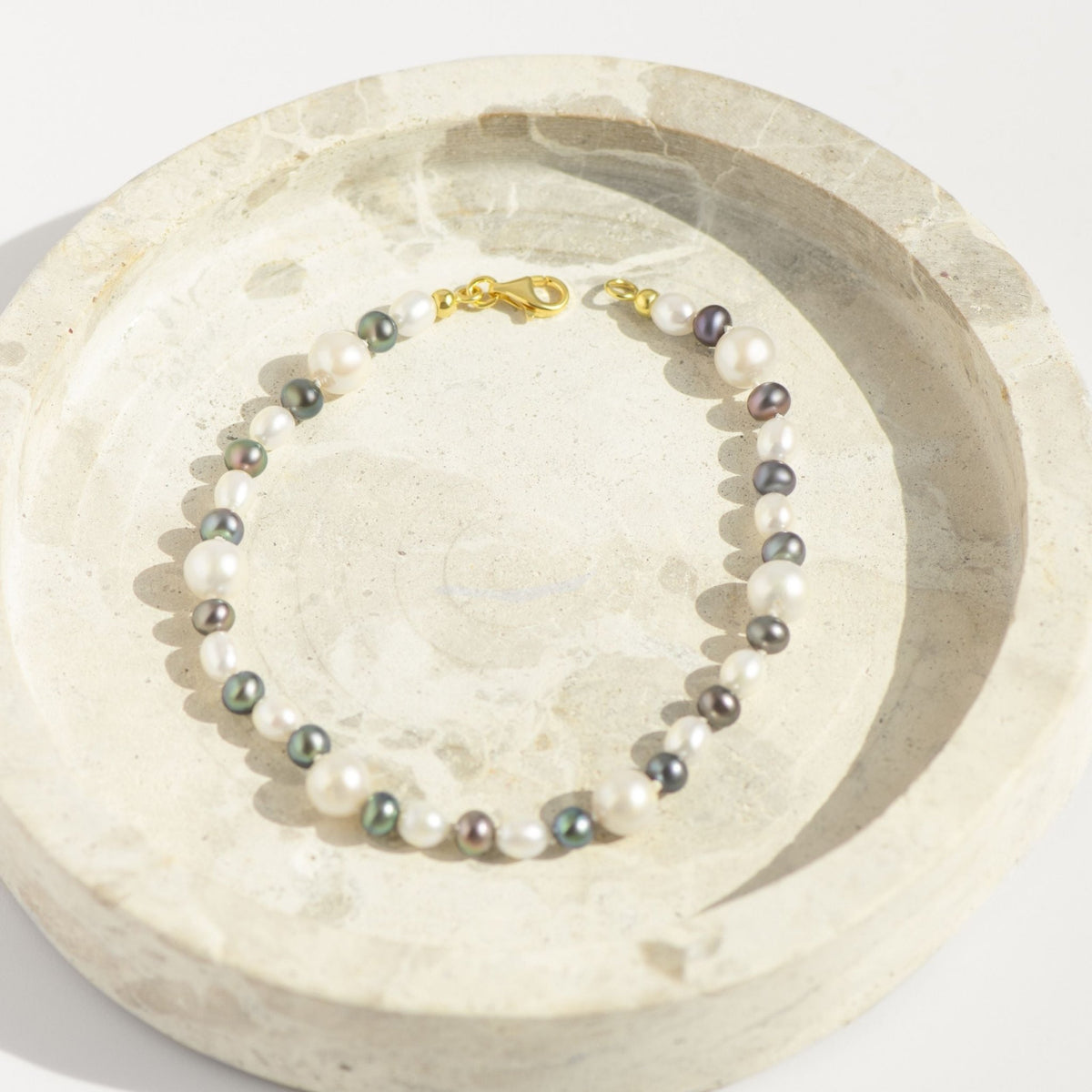 Fußkettchen aus Süßwasserperlen – creme & anthrazit, gemischte Größen, 26 cm - Honey Jewelry