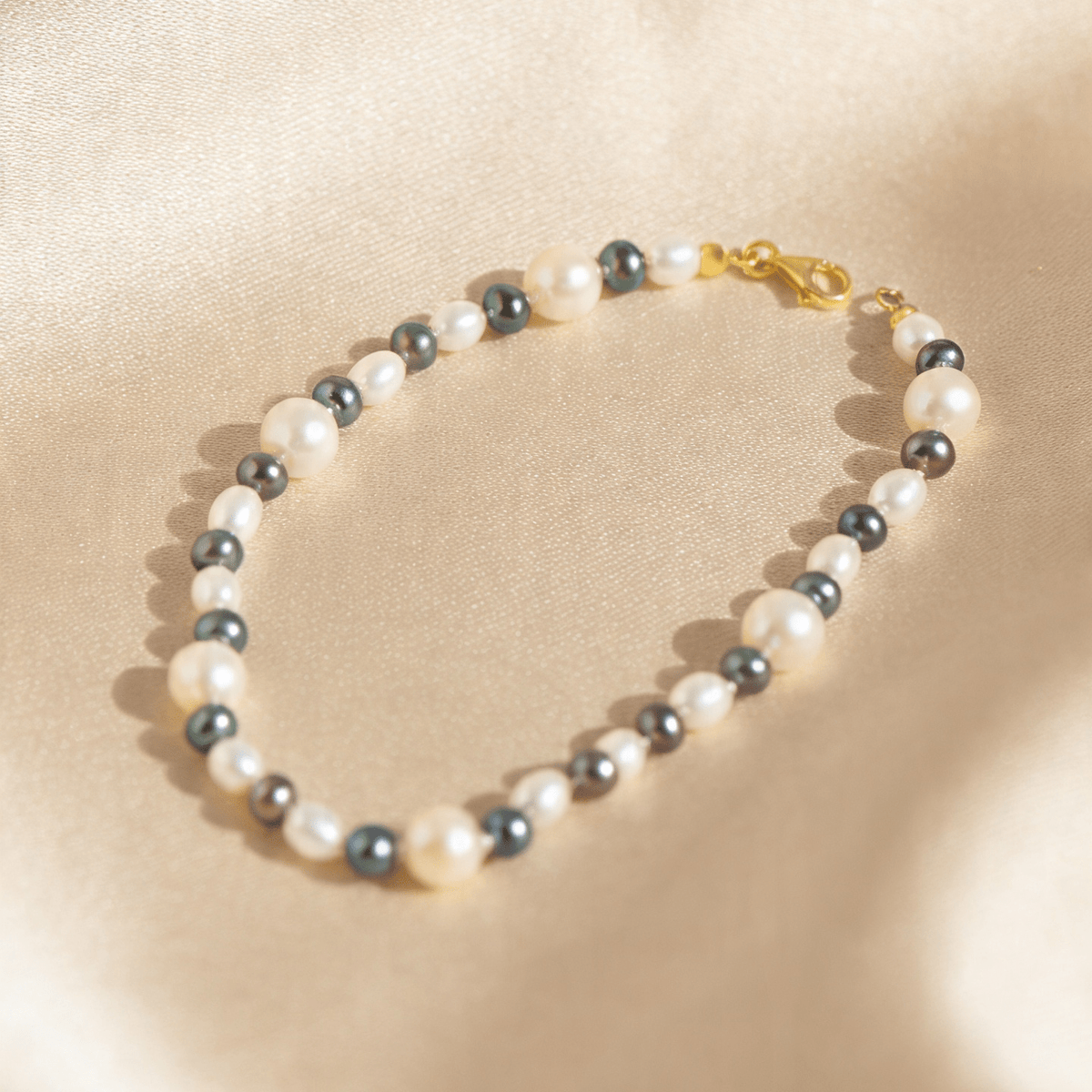 Fußkettchen aus Süßwasserperlen – creme & anthrazit, gemischte Größen, 26 cm - Honey Jewelry