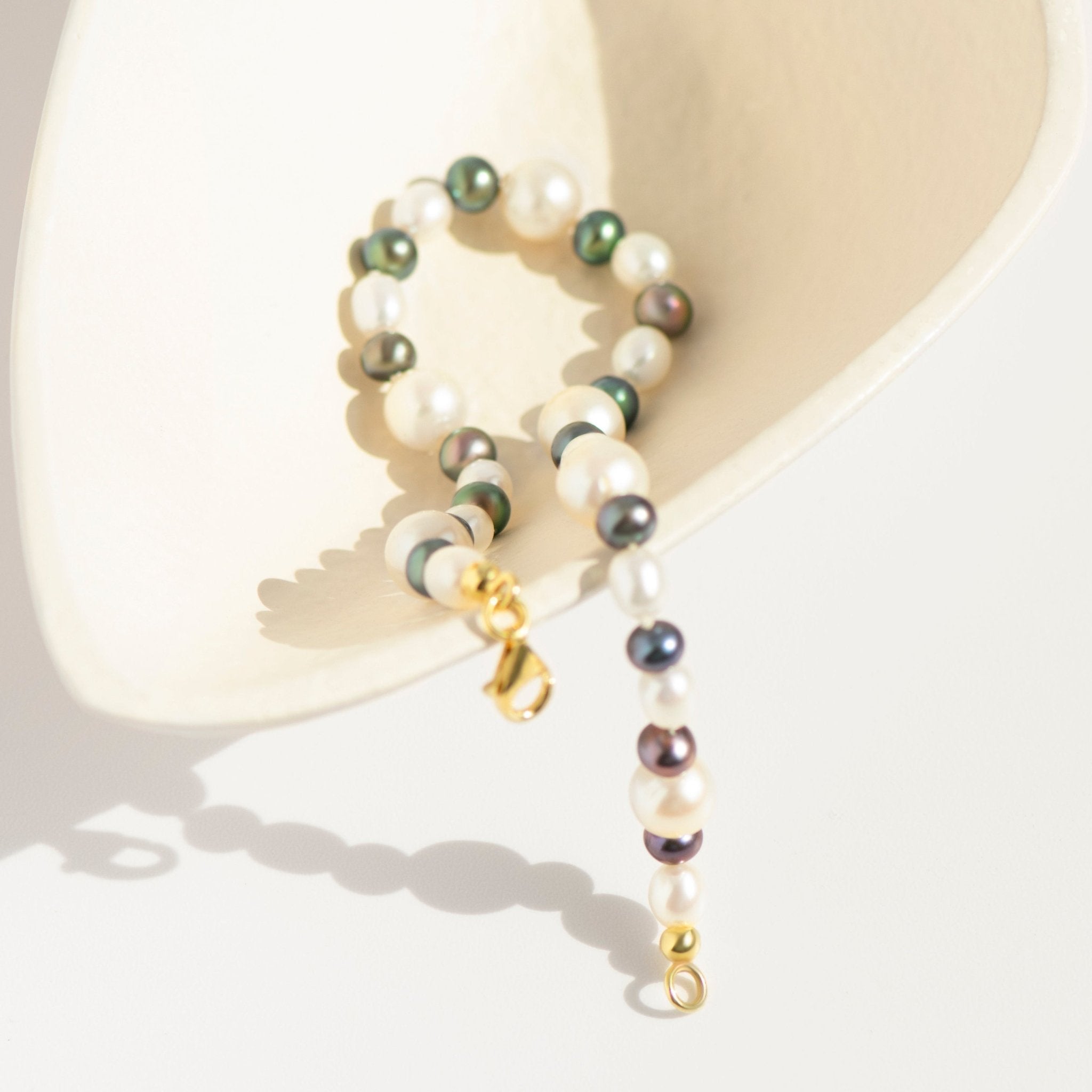 Fußkettchen aus Süßwasserperlen – creme & anthrazit, gemischte Größen, 26 cm - Honey Jewelry