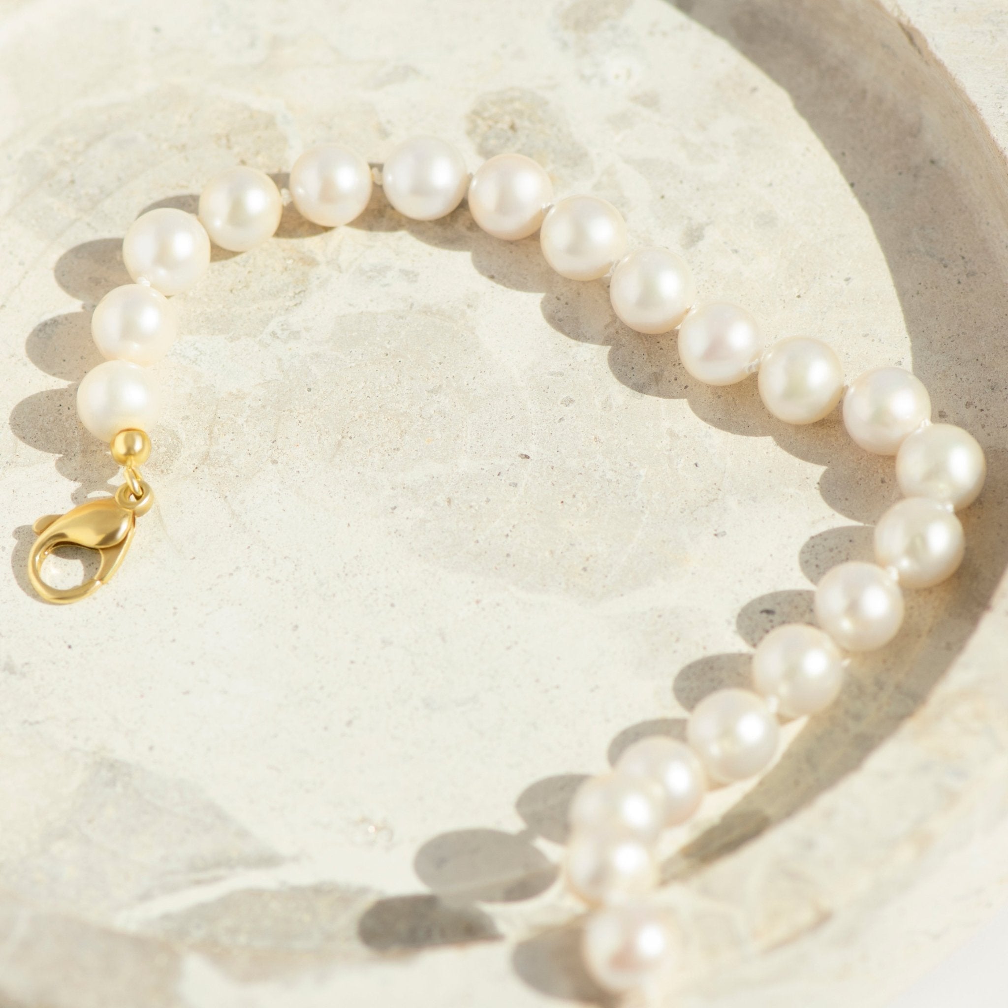 Fußkettchen aus Süßwasserperlen – klassisch weiß, 8 mm, neu geknüpft - Honey Jewelry