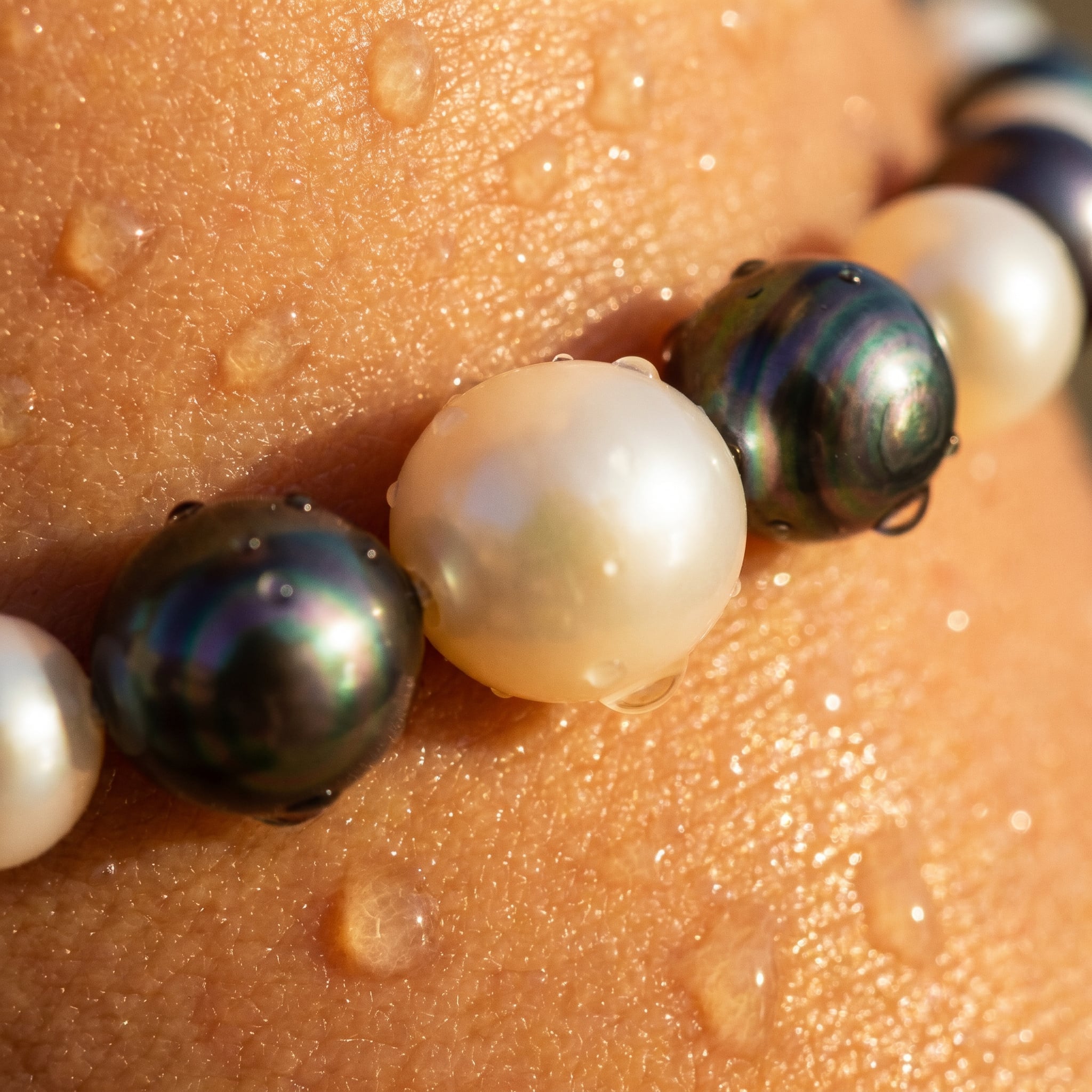 Fußkettchen aus Süßwasserperlen – weiß & anthrazit, gemischte Größen, neu geknüpft - Honey Jewelry