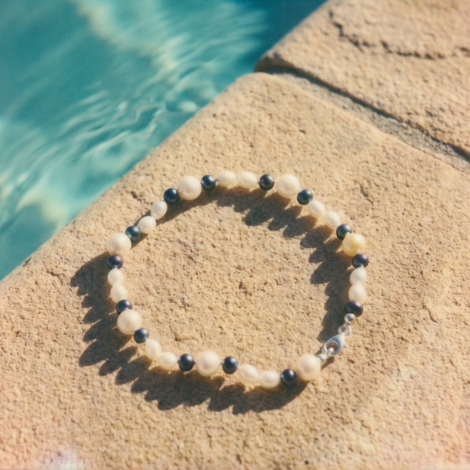 Fußkettchen aus Süßwasserperlen – weiß & anthrazit, gemischte Größen, neu geknüpft - Honey Jewelry