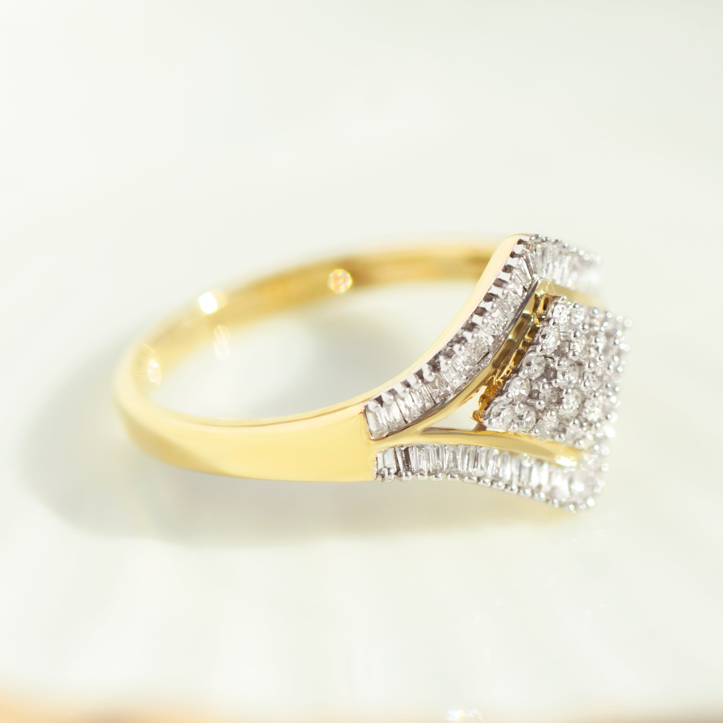 Geometrischer Diamantring aus 585er Gelbgold