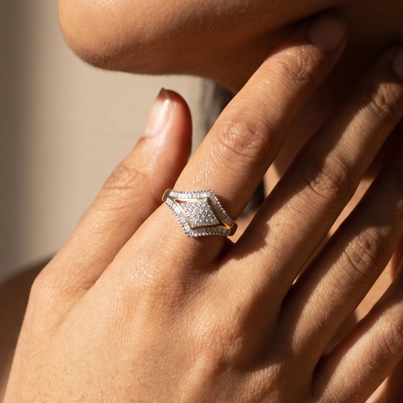 Geometrischer Diamantring aus 585er Gelbgold