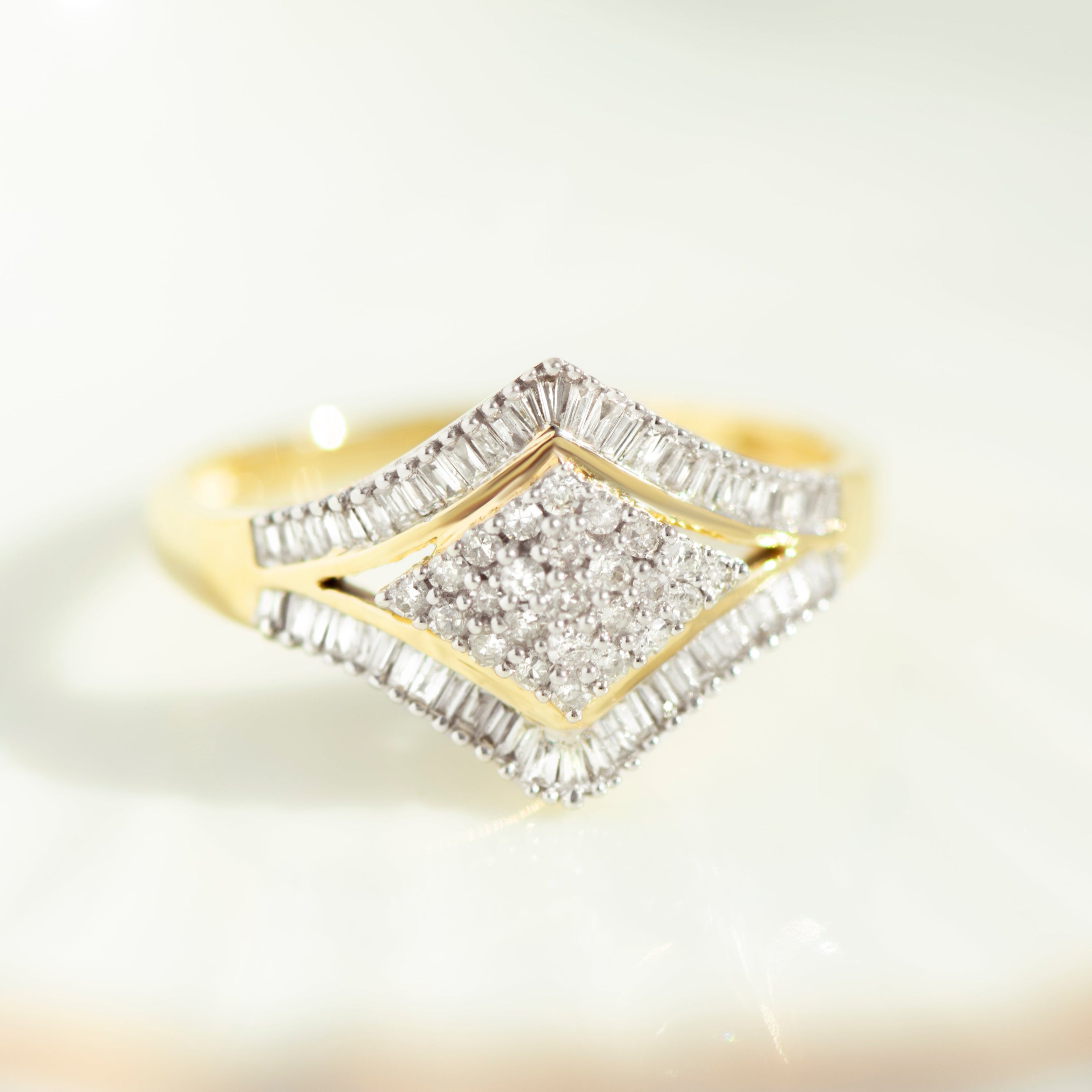 Geometrischer Diamantring aus 585er Gelbgold