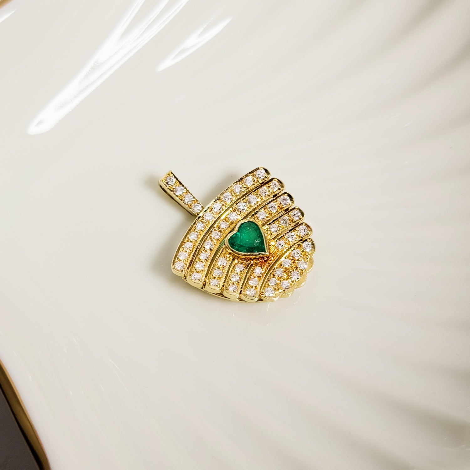 Goldanhänger mit Smaragd und Diamanten – Erlesene Schönheit - Honey Jewelry