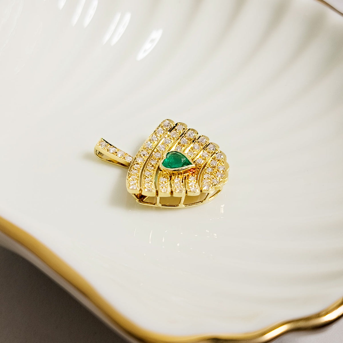 Goldanhänger mit Smaragd und Diamanten – Erlesene Schönheit - Honey Jewelry