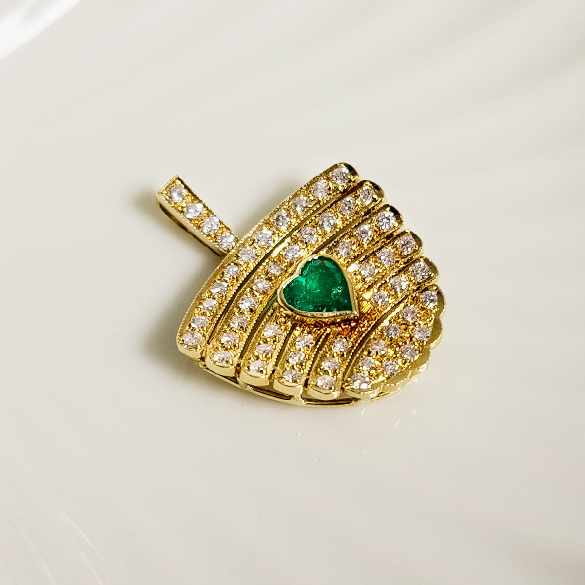 Goldanhänger mit Smaragd und Diamanten – Erlesene Schönheit - Honey Jewelry