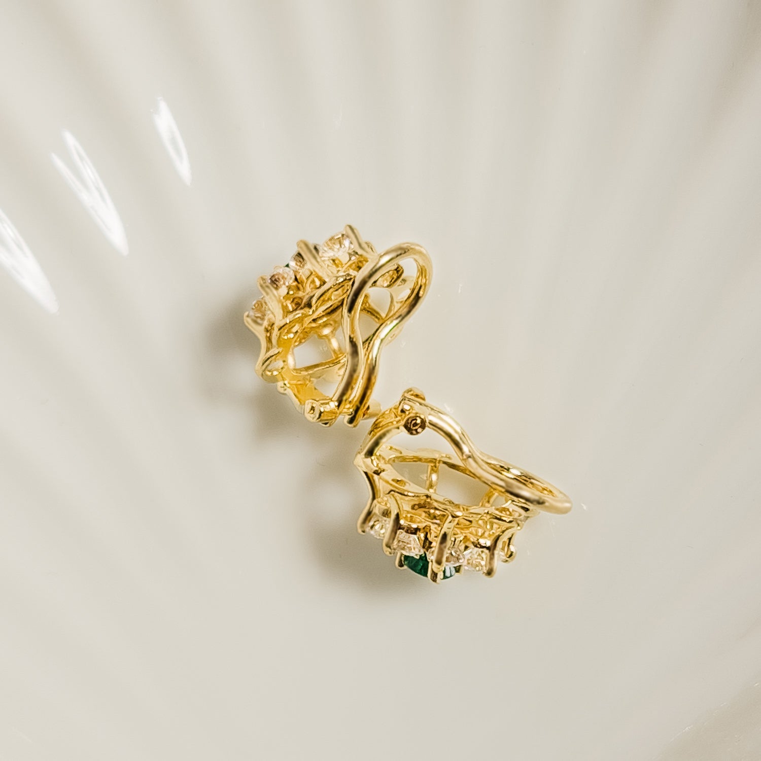 Goldohrringe mit Smaragden – Juwelengrün am Ohr - Honey Jewelry