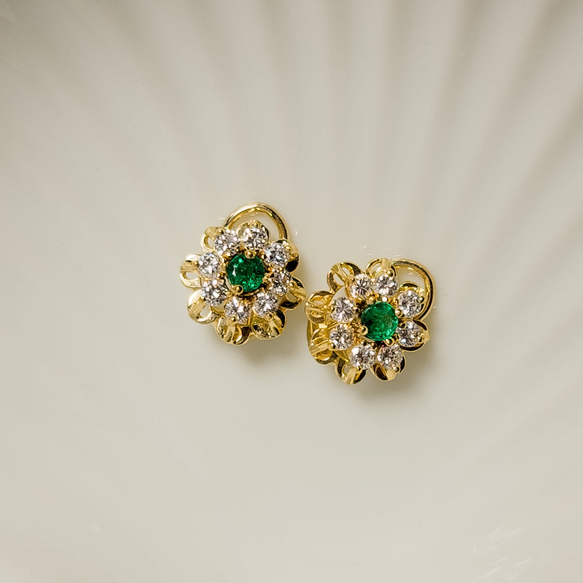 Goldohrringe mit Smaragden – Juwelengrün am Ohr - Honey Jewelry