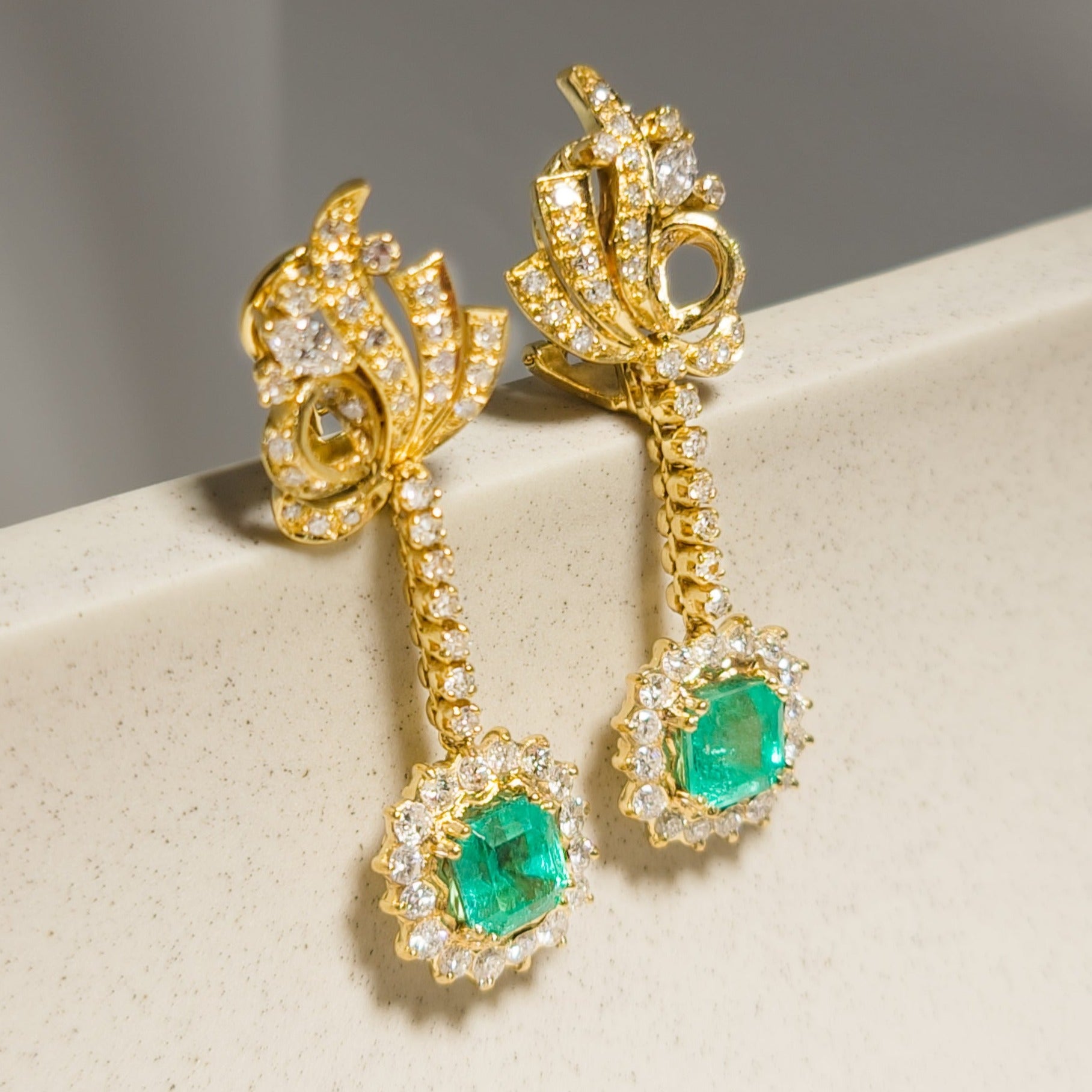 Goldohrringe mit Smaragden und Diamanten – Doppelt Funkelnd - Honey Jewelry