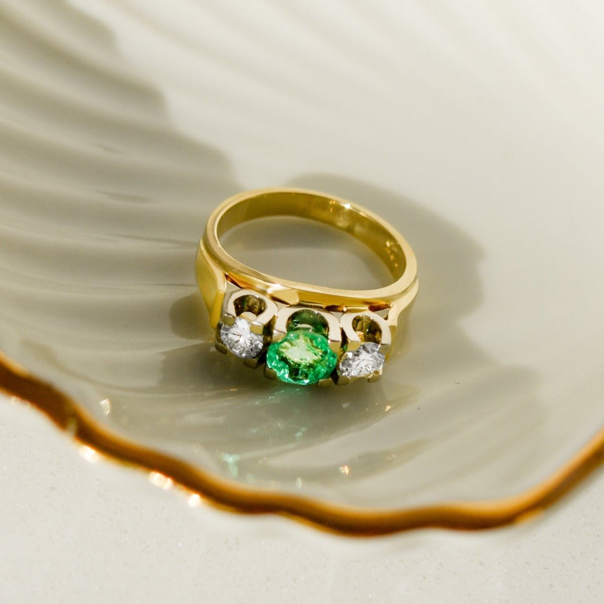 Goldring mit Brillanten und Smaragd – Extravaganz Pur - Honey Jewelry